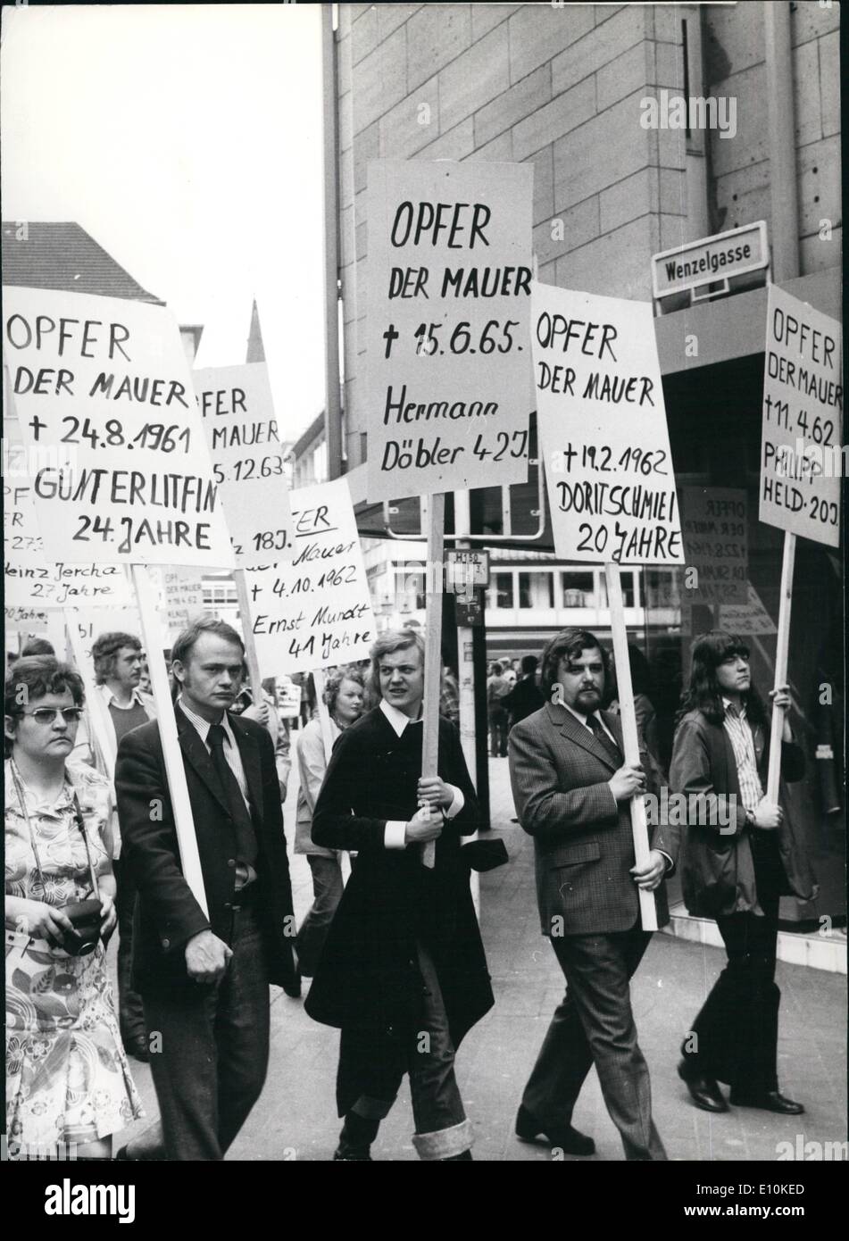 5. Mai 1973 - Breschnew In Bonn am dritten Tag der Breschnews Besuch Mitglieder der Jungen Union (Jugendorganisation der CDU, CDU) demonstrierten gegen die Besucher der UdSSR. Durch Schilder verknüpft sie im Namen des Volkes, die an der Berliner Mauer (unser Bild), erinnert an Prag 1968 und dem Bau der Berliner Mauer 1961, fordern die Freilassung der politischen Gefangenen und die Abschaffung des Ordens schießen an der Berliner Mauer getötet wurden. Stockfoto