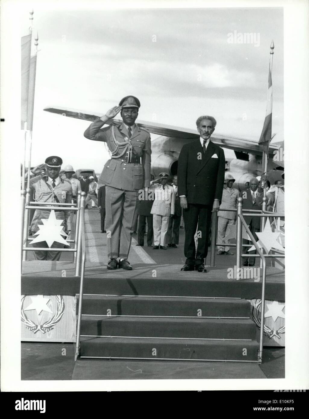 5. Mai 1973: Yakubu Gowon (links), Chef der Militärregierung Nigerias, trifft zum 10. OAU-Treffen in Addis A rechts: Kaiser Haile Salomon ein. Stockfoto