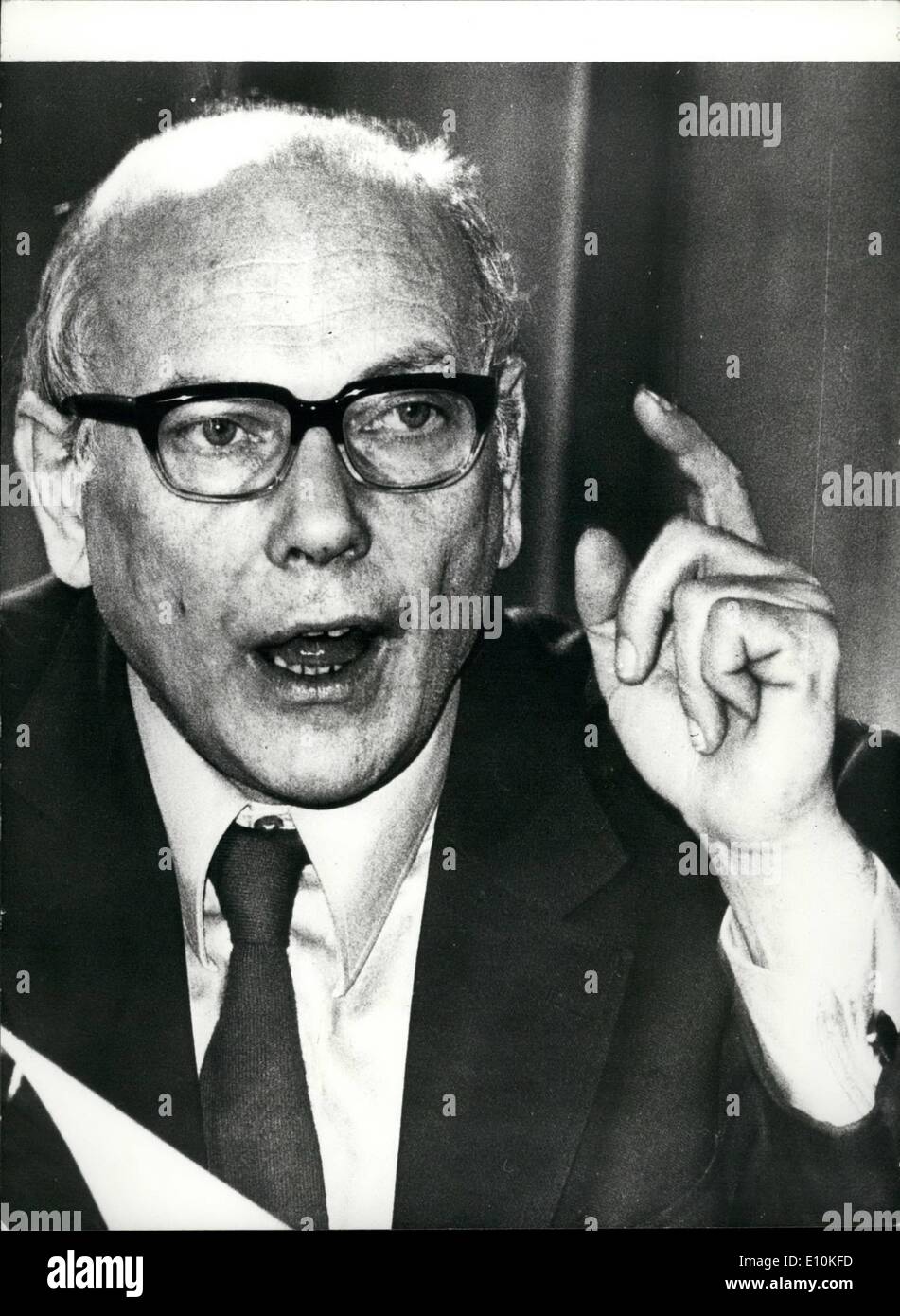 5. Mai 1973 - Hollands neuer Premierminister. Dr. Joop Den Uyl. Hollands neue Regierung - eine Koalition von fünf Parteien, in denen die Sozialdemokraten sieben der 16 Beiträge besetzen, links Zentrum wurde vor kurzem von Königin Juliana vereidigt. Foto zeigt: Dr. Joop Den Uyl Premierminister (sozialistischen) Stockfoto