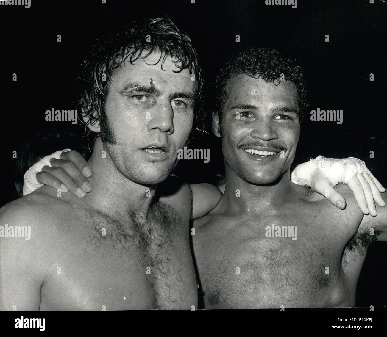 5. Mai 1973 - Conteh schlägt Finnegan und dreifachen Champion ist. John Conteh, schlagen die Europameister Chris Finnegan, die britischen und Commonwealth-Champion auf Punkte in ihrem Titel im Halbschwergewicht Kampf im Wembley-Stadion. Conteh hält nun alle drei Titel. Foto zeigt: - dreifacher Weltmeister Jon Conteh (rechts) nach ihrem Titelkampf mit Chris Finnegan (links) abgebildet. Stockfoto