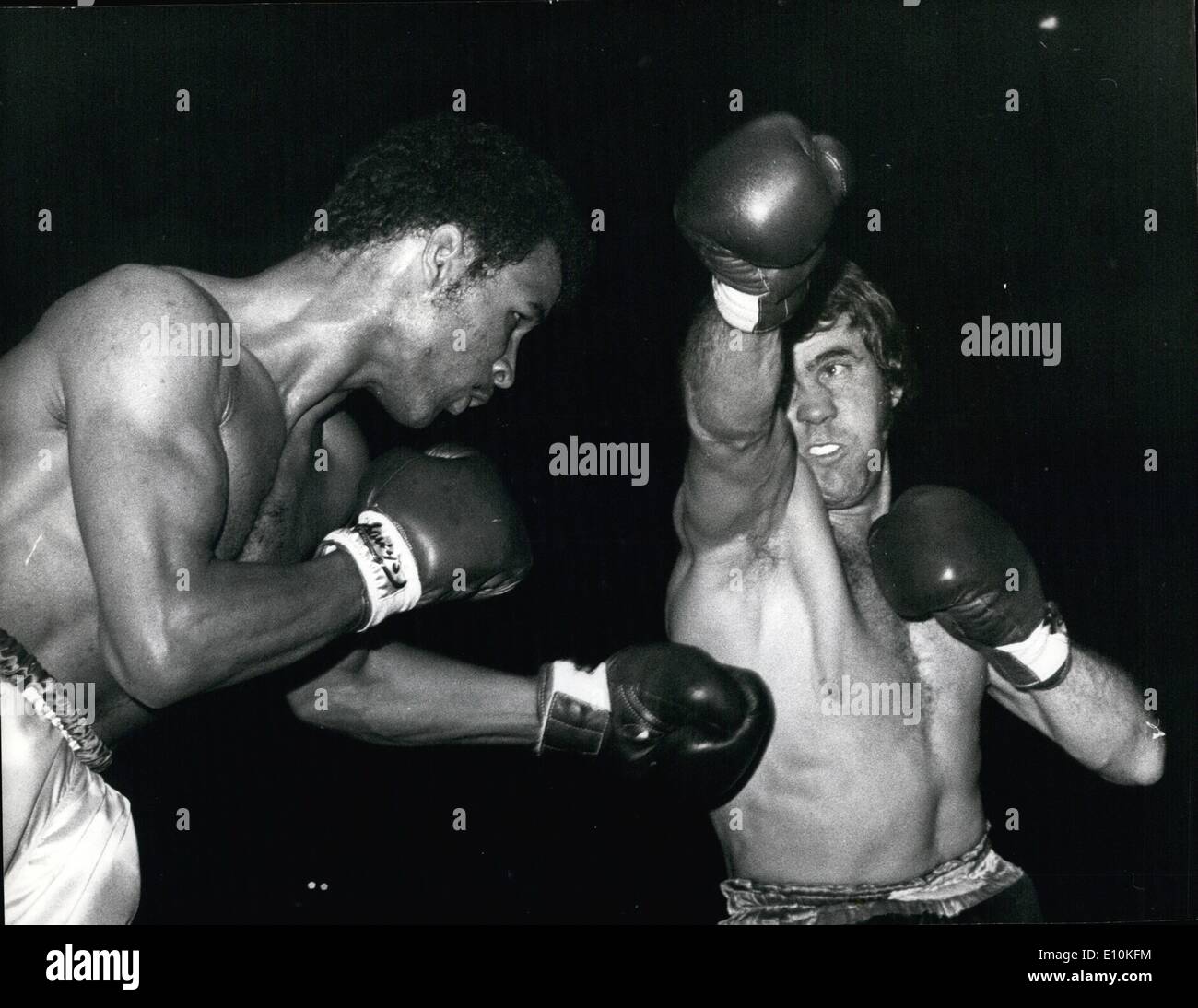 5. Mai 1973 - Conteh schlägt Finnegan und ist dreifach-Champion. Britischen und Commonwealth-Champion Chris Finnegan verfehlt mit Recht, während seine Titel im Halbschwergewicht kämpfen gegen Europameister John Conteh, im Wembley-Stadion gestern Abend. Conteh nach Punkten gewonnen und hält nun alle drei Titel. Stockfoto