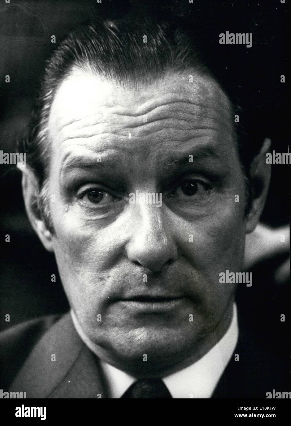 5. Mai 1973 - Polizei Sonde in Vize-Vorwürfe: ein Up to the Minute Bericht über die Fortschritte der Scotland Yard-Sonde in den Schraubstock Behauptungen zu Herr Carr, der Innenminister heute gegeben werden. das Foto zeigt stellvertretender Assistent Kommissar Ernest Bond, der eine kurze wacht über den Fortschritt der Anfragen gegeben wurde. Stockfoto