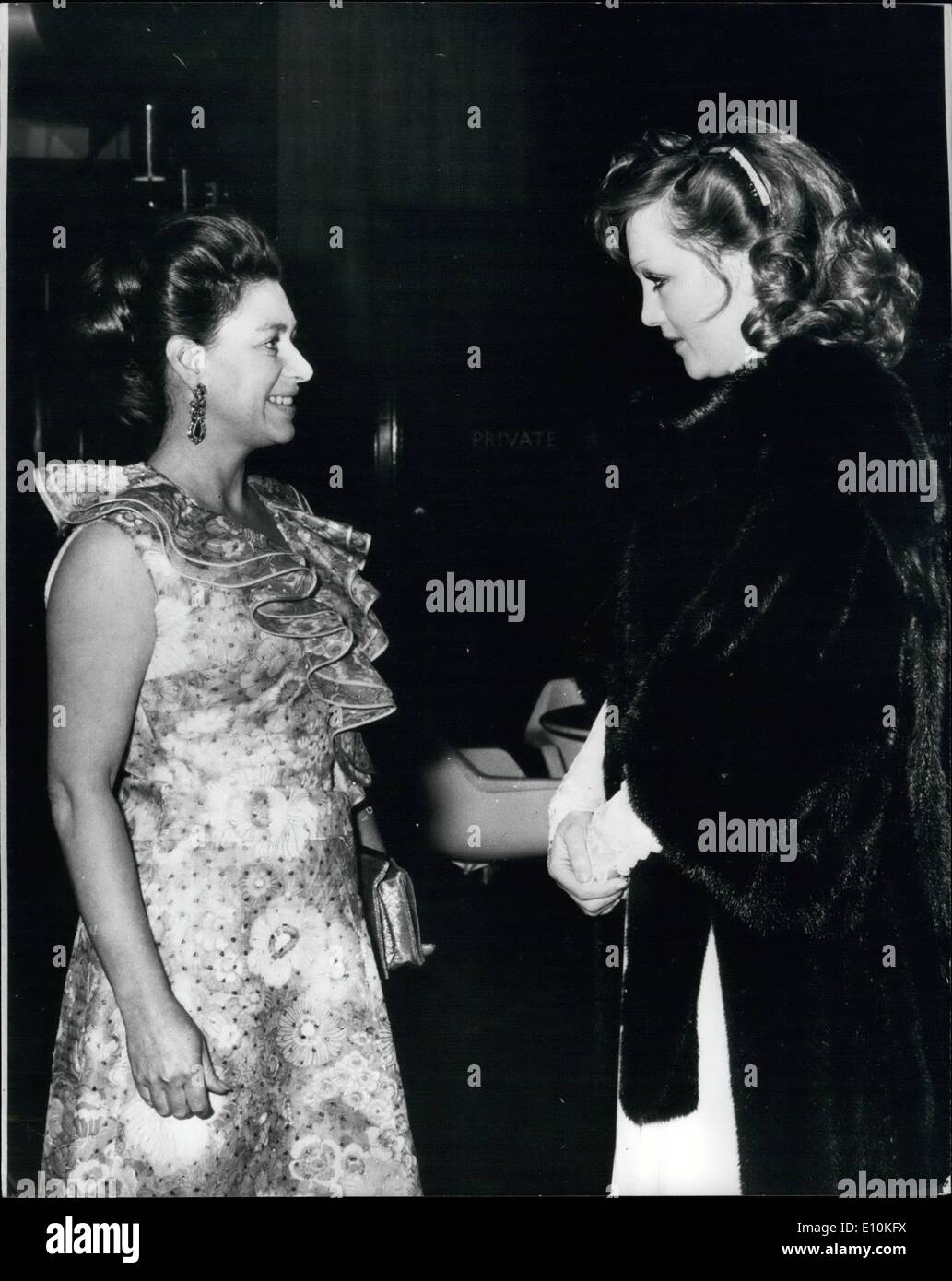 5. Mai 1973 - Prinzessin Margaret besucht Hitler Filmpremiere: Foto zeigt Prinzessin Margaret Chats mit der deutschen Schauspielerin Doris Kunstmann, wer spielt die Rolle der EVA BRAUN in dem Film '' Hitler – die letzten zehn Tage '' die Premiere im Kino Empire, Leicester Square, letzte Nacht hatte. Stockfoto