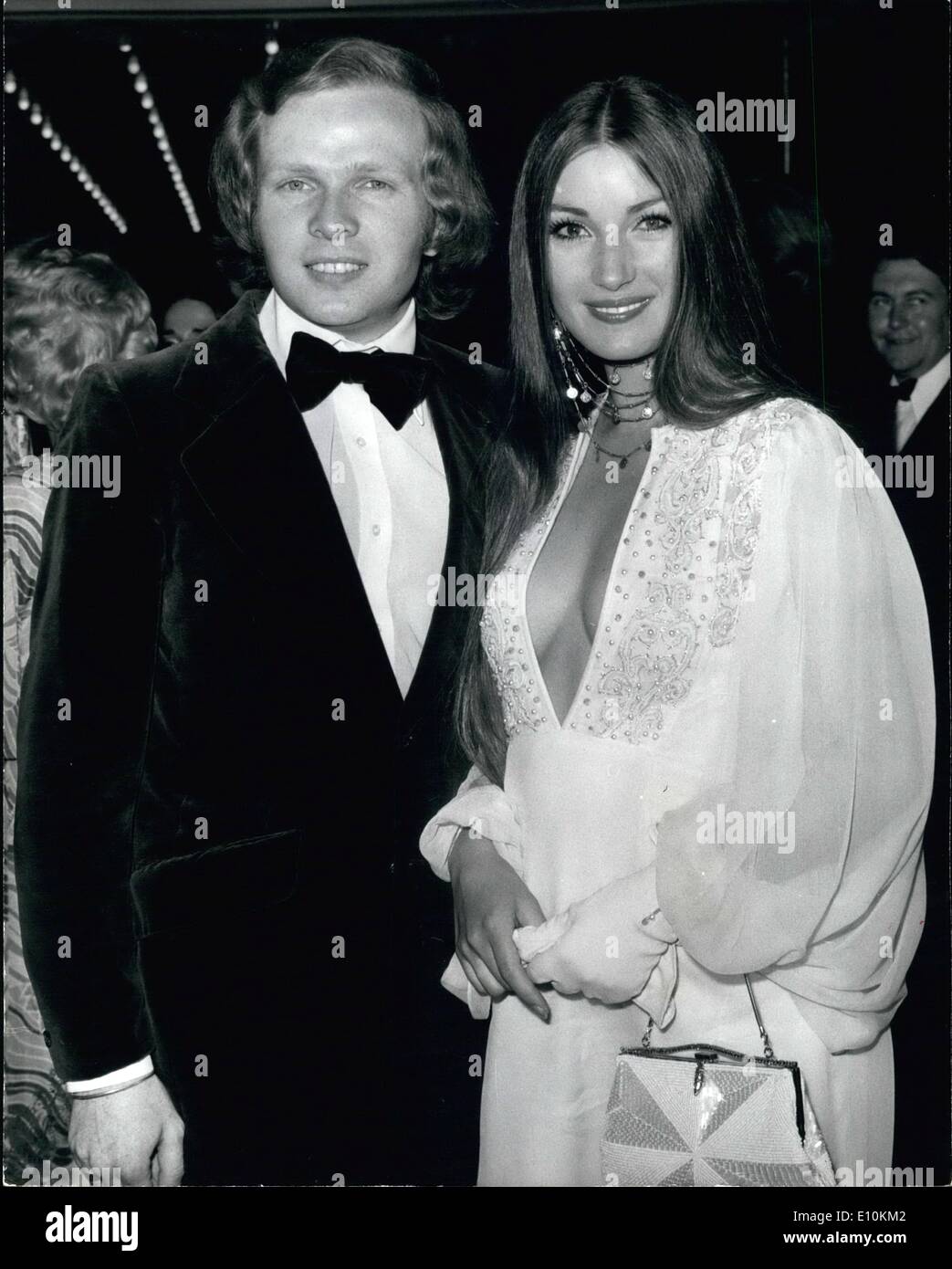 7. Juli 1973 - Premiere von The neue James Bond-Film '' Live And Let Die'': Prinzessin Anne gestern Abend besuchte die royal Premiere des neuen James Bond-Film "Leben und sterben lassen", am Odeon. Leicester Square. Stars des Films sind Roger Moore und Jane Seymour. Das Foto zeigt die Schauspielerin Jane Seymour, Co-stars im Film gesehen kommen mit ihrem Ehemann, Michael Attenborough. Stockfoto