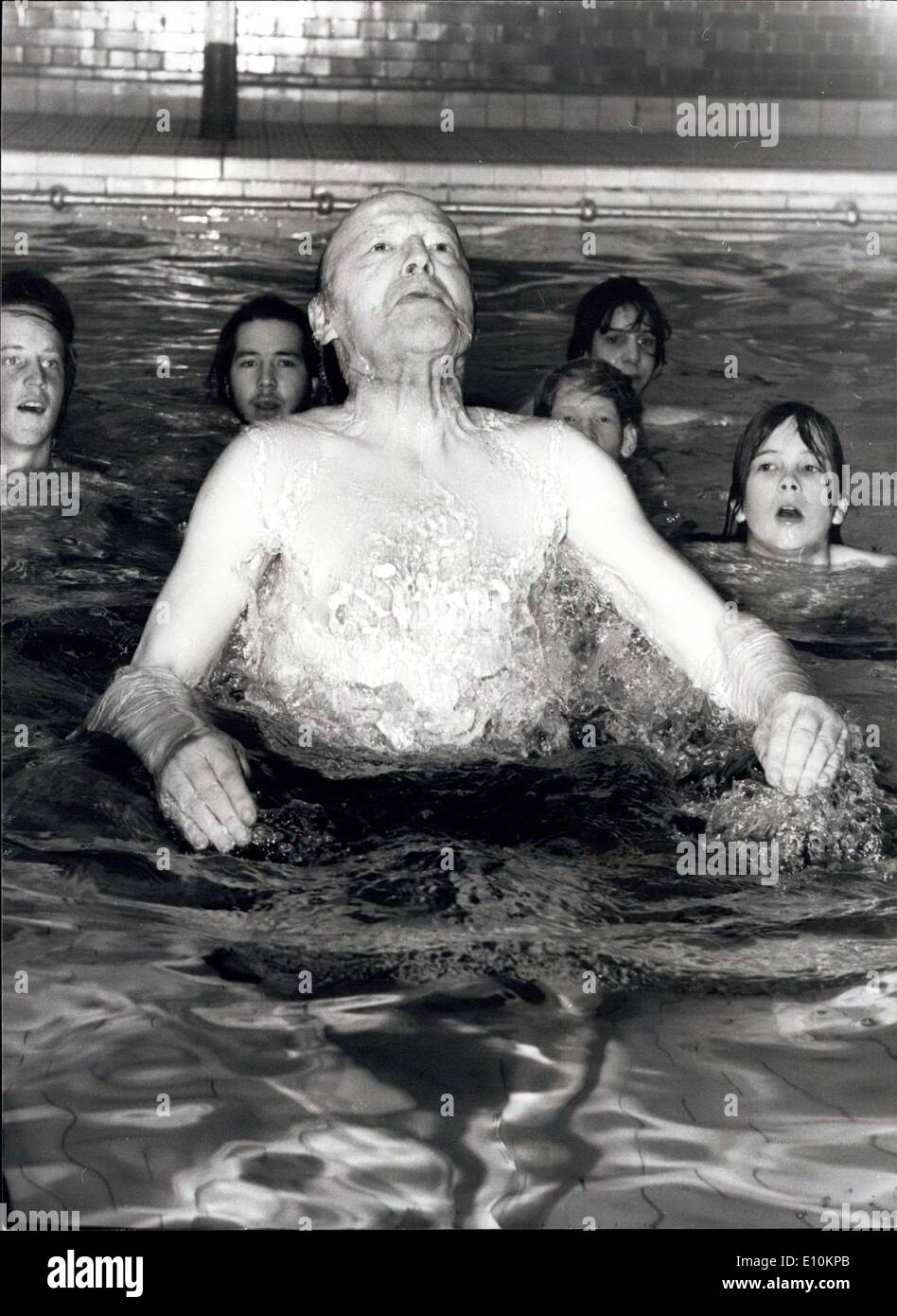 11. Mai 1973 - Lord LongFord nimmt den Sprung: '' ich bin froh, dass die Royal Borough eignet sich für alle Altersgruppen in die Schwimmbäder '', sagt Lord Longford, ein Morgen Sprung in Chelsea Manor St. Bädern, von Zeit zu Zeit nimmt. "Ich bin auch erfreut zu hören, dass die neuen Bäder im Lancaster Road, North Kensington Fertigstellung nähern." Das Foto zeigt Lord Longford Baden bei Chelsea Manor St. Bäder heute Morgen. Stockfoto