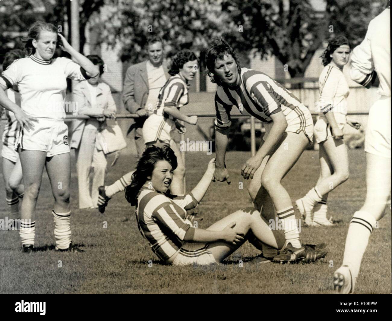 14. Mai 1973 - Olympischen Ski-Champion auf The Football Ground Ops: Marie-Theres Nadig Benn verletzt hat, nicht schlecht, aber schmerzhaft, wie die Bilder zeigt. und die Beine von einem Uble Olympiasieger sind doppelt Precide. Stockfoto