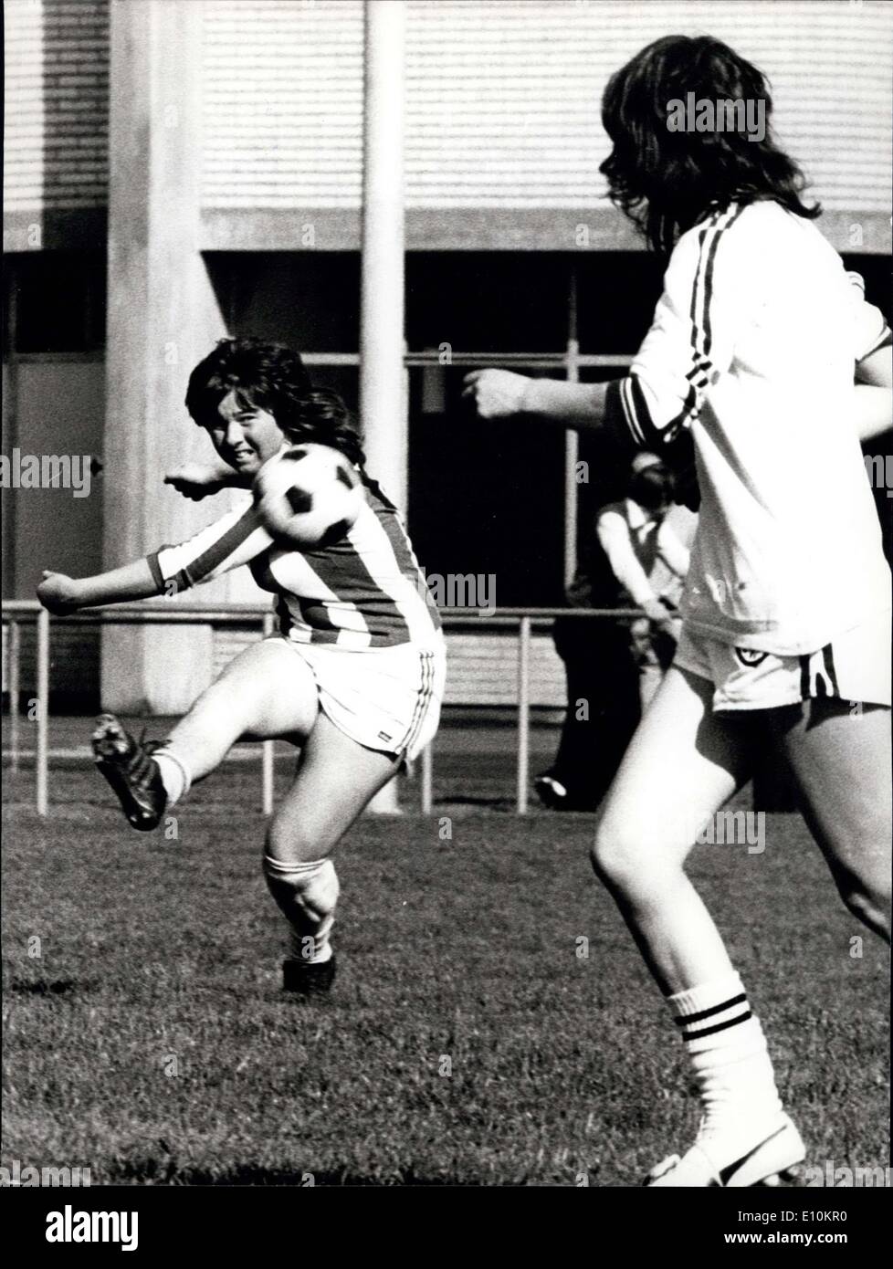 14. Mai 1973 - Ski-Olympiasieger auf dem Fußballplatz: Doppel-Olympiasiegerin Marie-Theres Nadig Sapporo 1972 ist nicht Onl Stockfoto