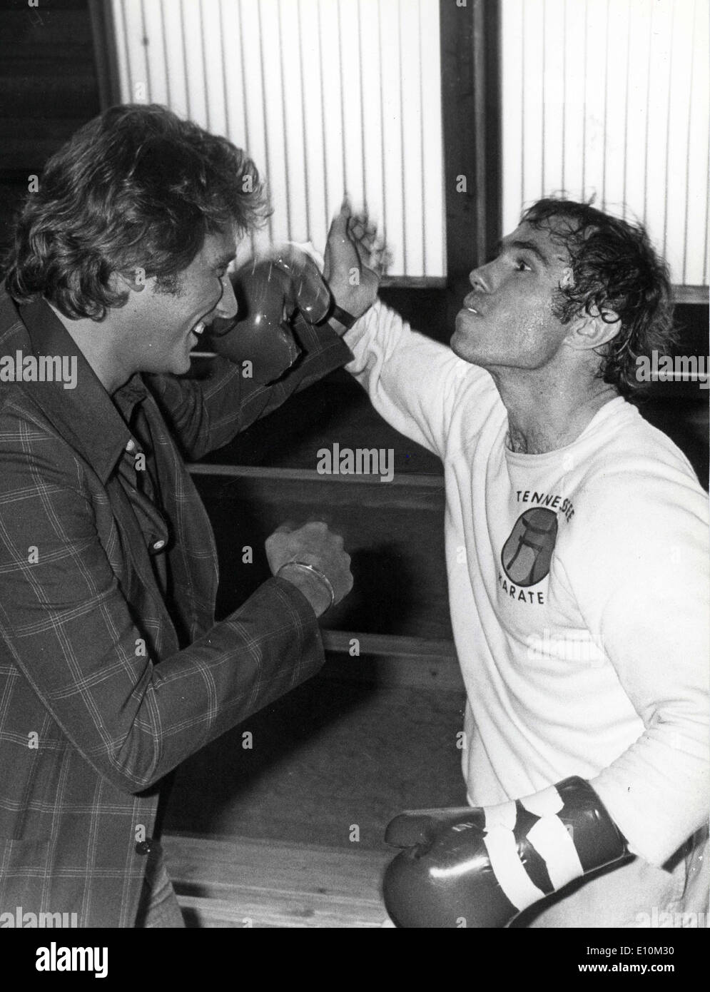 1. Juni 1973 - Paris, Frankreich - JOHNNY HALLYDAY (L) und BILL WALLACE üben Karate im Palais des Sports. Genaues Datum unbekannt. Stockfoto
