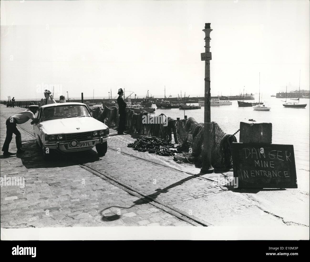 6. Juni 1973 - ein Hafen wird gelöscht, da ein Trawler in eine hochgefährliche Kriegszeiten mir in Folkestone bringt: über 300 Menschen wurden aus ihren Häusern am Meer in Folkestone gestern nach ein fischender Trawler brachte ein Rosten evakuiert, aber '' hochgefährliche '' Threstone Krieg-Zeit mir in seiner Nats verheddert. Die zwei Mann Besatzung des Trawlers Folkestone '' paar Chance'', die die Mine in den inneren Hafen gebracht, sich freiwillig zu schleppen es heraus zum Meer und 12 Stunden später war es harmlos durch die Royal Navy Bombe Entsorgung Team explodiert Stockfoto