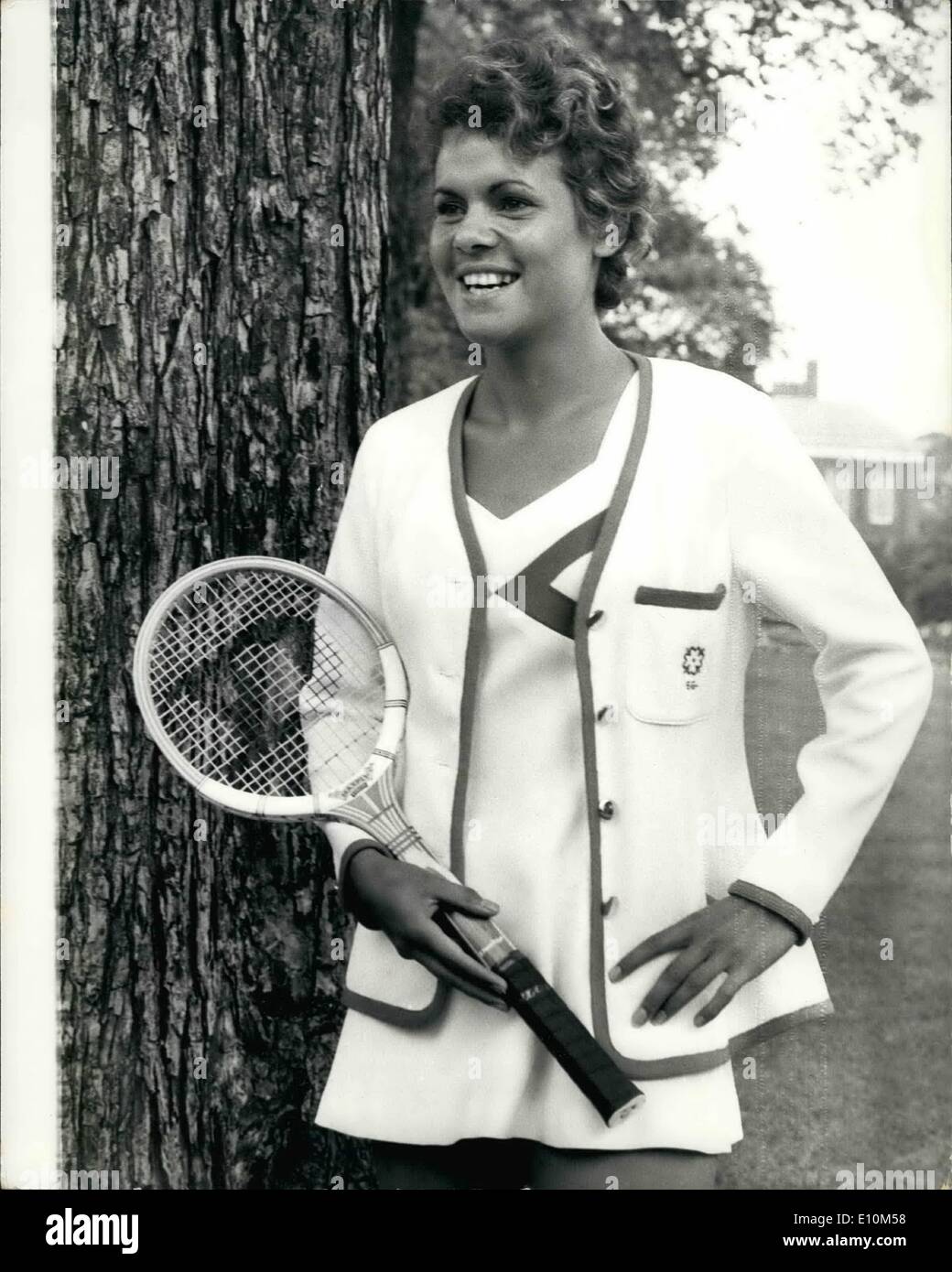 6. Juni 1973 - Top Tennis Stars Show Off Ted Tinlings Farbe Tennis Neuheiten: einige der Top-Tennis-Stars waren heute Ted Tinlings neuesten Auge-Casting-Tennis-Outfits im Royal Garden Hotel, Kensington anzeigen. Foto zeigt Evonne Goolagon Australiens Top Tennis-Star und Halter der italienischen Meisterschaft Titel ist hier abgebildet in einem Tinling Outfit in Dacron, Styles mit ein Sweetheart Halsausschnitt, verfügt über eine bunte unset Panels von Orange/Zitrone geometrischen Tattern. Stockfoto