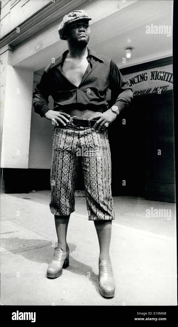 6. Juni 1973 - Mode Platte Joe Frazier.: Foto zeigt der ehemalige Weltmeister im Schwergewicht, Joe Frazier, wo dieser flippigen ausstatten, bei der Ankunft an der Empire Ballroom, Leicester Square, durchlaufen die Regeln seines Kampfes gegen Großbritannien Joe Bugner im Earls Court am Montagabend. Stockfoto