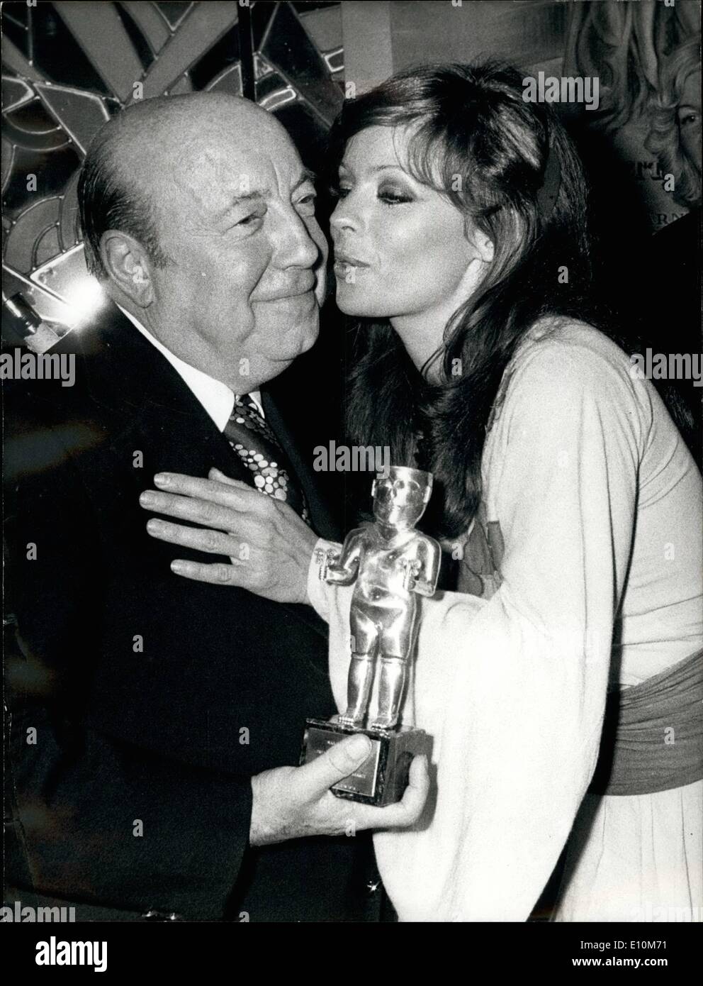 6. Juni 1973 - erhielt der berühmte französische Regisseur Marcel Carne einen Kuss von Schauspielerin Pascale Petit, nachdem er den Prix De La Reconnaissance gewonnen. Künstler Salvador Dali & Ludmilla Tcherina, Lido Kabarett, Paris Stockfoto