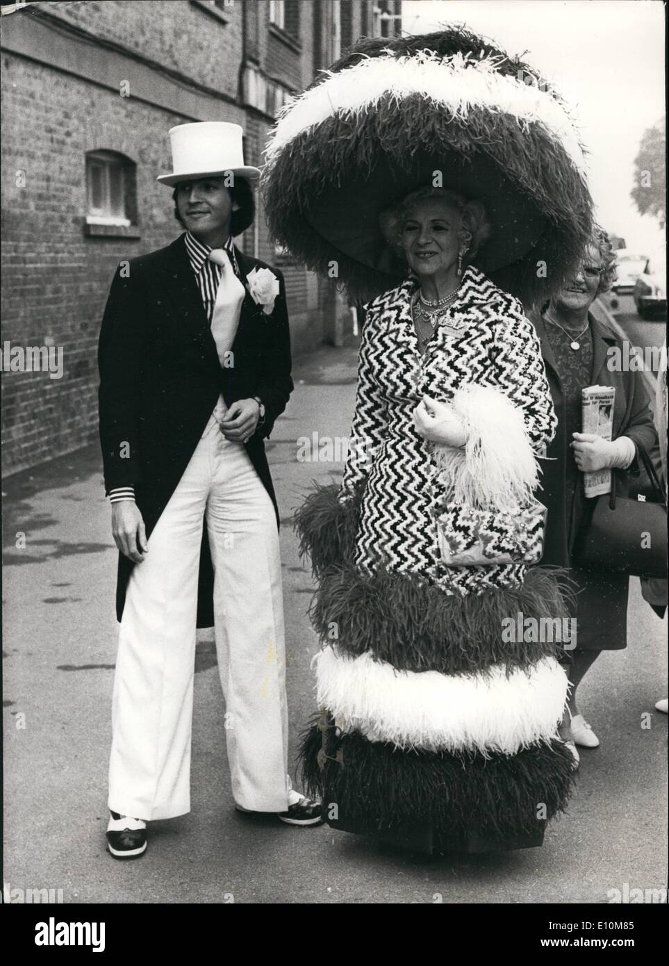 6. Juni 1973 - Mrs Shilling hat eine patriotische Mode für Ascot: Frau Gertrude Schilling in ihrem roten weißen und blauen Pailletten Kleid Stockfoto