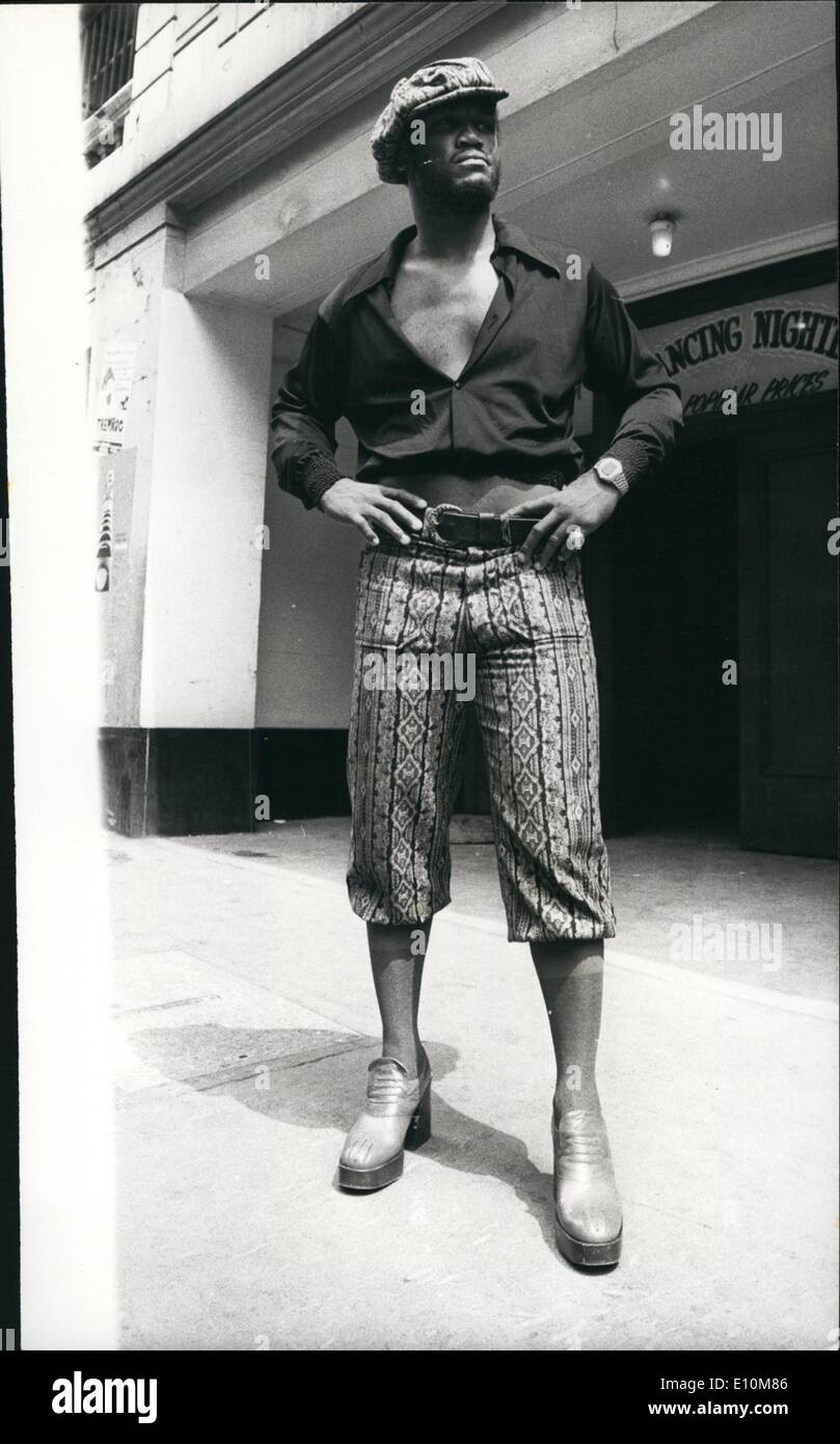 6. Juni 1973 - Mode-Platte Joe Frazier: Foto zeigt trug der ehemalige Schwergewichts-Weltmeister Joe Frazier, diesem flippigen Outfit, bei der Ankunft an der Empire-Ballsaal. Leicester Square, durchlaufen die Regeln seines Kampfes gegen Großbritanniens Joe Bugner im Earls Court am Montagabend. Stockfoto