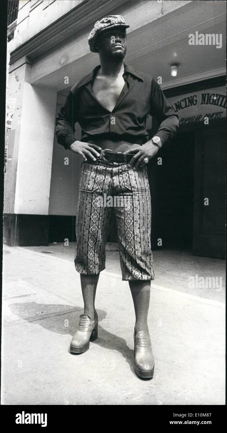 6. Juni 1973 - Mode-Platte Joe Frazier. Foto zeigt, dass der ehemalige Weltmeister im Schwergewicht, Joe Frazier, diesem flippigen Outfit trug, bei der Ankunft an der Empire Ballroom, Leicester Square, durchlaufen die Regeln seines Kampfes gegen Großbritanniens Joe Bugner im Earls am Montagabend. Stockfoto