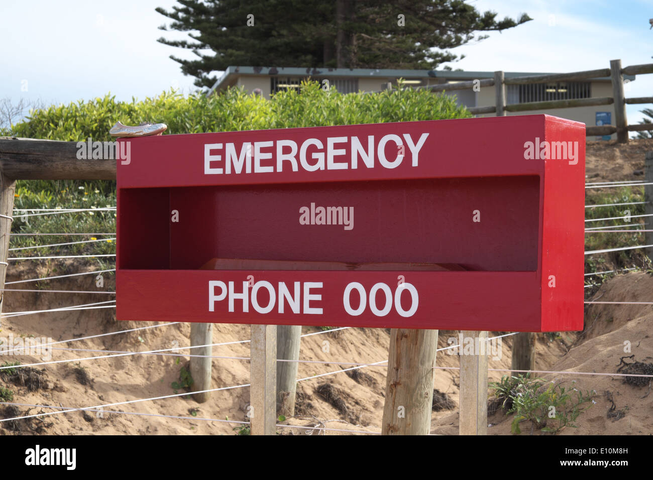 Wählen Sie 000 für die Nothilfe in Australien, hier ein Zeichen in Mona Vale Beach, Sydney Vorort, NSW, Australien Stockfoto