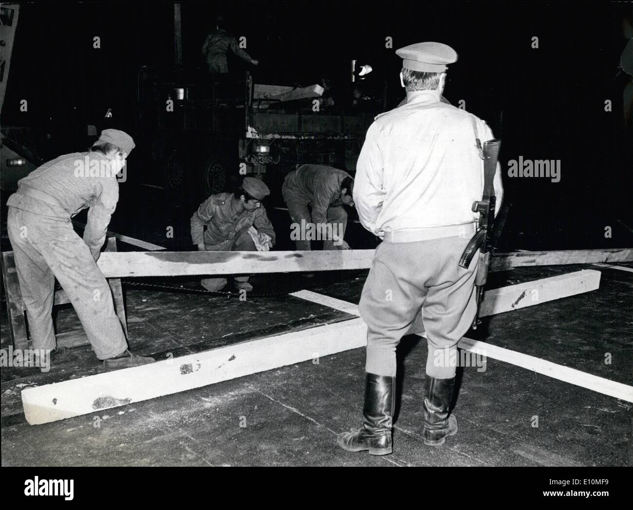 6. Juni 1973 - vier neue Check-Points im Ost/West-deutschen Grenze installiert: da die '' Grundvertrag'' (Deutschlandvertrag zwischen Ost und West-Deutschland) wirksam geworden ist, werden vier weitere Möglichkeiten der innerdeutschen Grenze überqueren für die Öffentlichkeit vorhanden. In der Nacht vom 20. Juni bis 21. Juni geräumt Grenzsoldaten der DDR die Straßen an diesen Check-Points (hier: Bergen) der Barrikaden zu ermöglichen, den Grenzübertritt pünktlich ab 12:00 am. Stockfoto