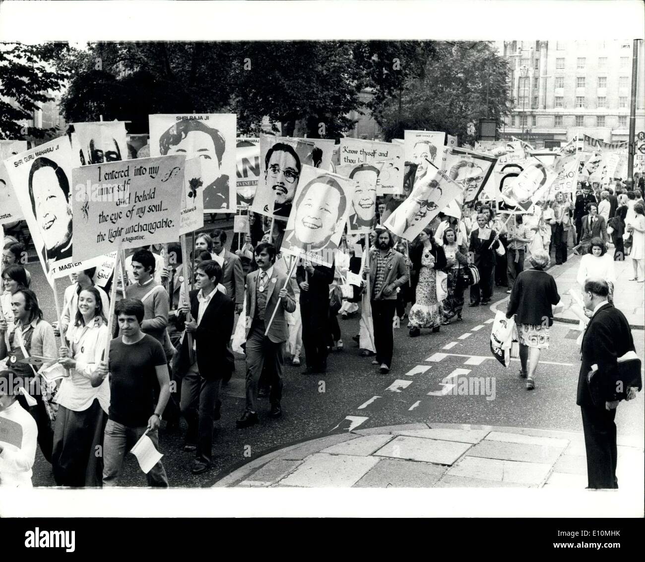 14. Juli 1973 - Guru Puja 73 Parade in London : Eine große Parade durch die Straßen des Londoner West End fand heute Nachmittag von den vielen Tausenden von Anhängern des 15-jährigen ''Messiah'' Guru Maharaj J statt, der Gastgeber der Divine Light Mission ist, die das There Days Festival of Love, Light and Meditation veranstaltet. Sie begannen den marsch vom Hyde Park aus und endeten am Trafalgar Square. Das Foto zeigt die allgemeine Ansicht während des marsches vom Hyde Park zum Trafalgar Square. Stockfoto
