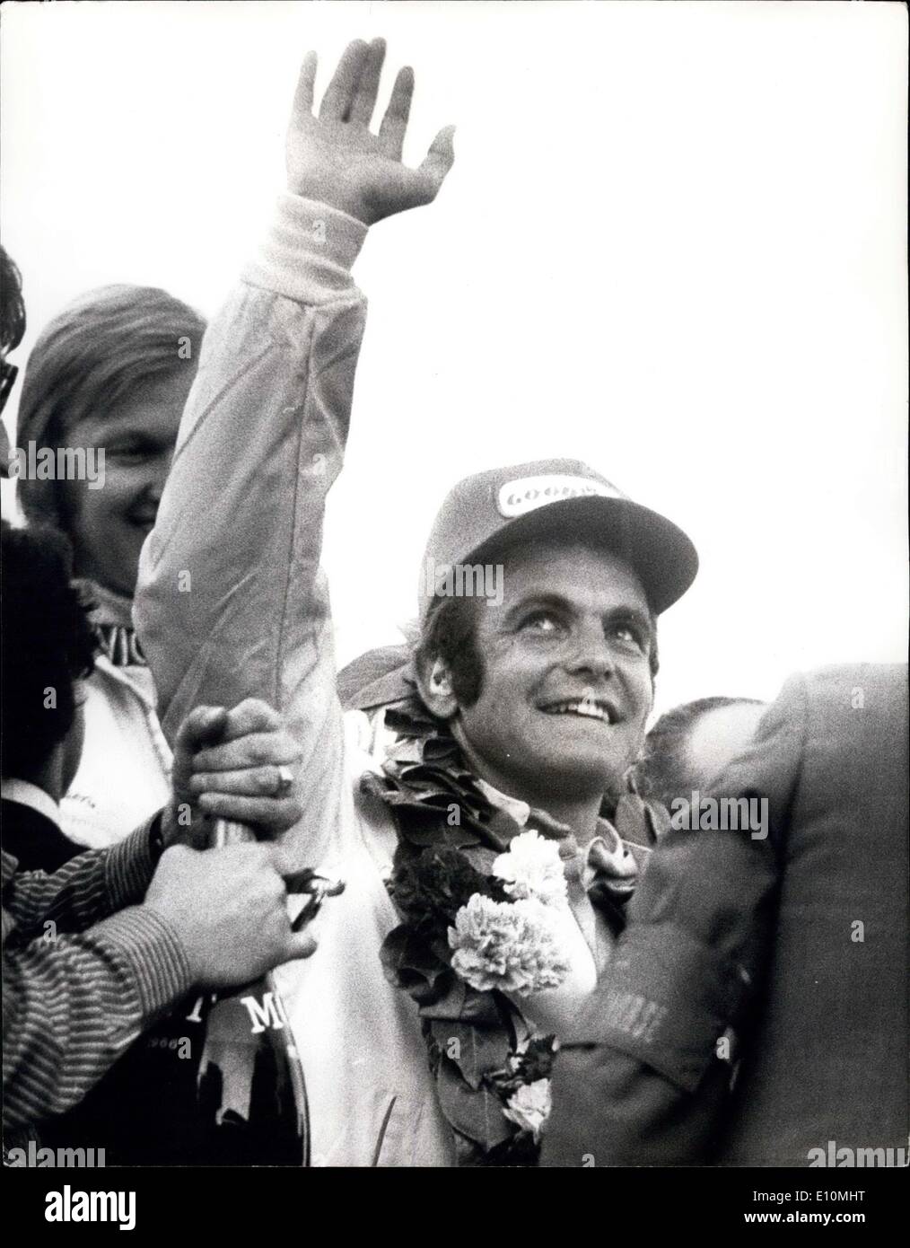 15. Jul 1973 - der Amerikaner Peter Revson gewinnt den British Grand Prix nach dem Re-Start in EINEN gigantischen Haufen: Nach nur einer lep beim Start des British Grand Prix in Silverstone muss gestern das Rennen zu einem gigantischen Haufen gestoppt werden. Die Südafrikanerin Judy Schekter verlor die Kontrolle über seinen McLaren, als ein Reifen burat, er zerschlug in eine Sicherheitsbarriere im Gegensatz zu der großen Stand mit der jüngsten des Feldes mit Geschwindigkeiten von über 150 mph Zerschlagung 19 Autos nahm Teil von der ursprünglichen 29. Der Gewinner war der Amerikaner peter Revson, der seinen McLaren Ford fuhr, der zweite war onnie Peterson aus Schweden Stockfoto