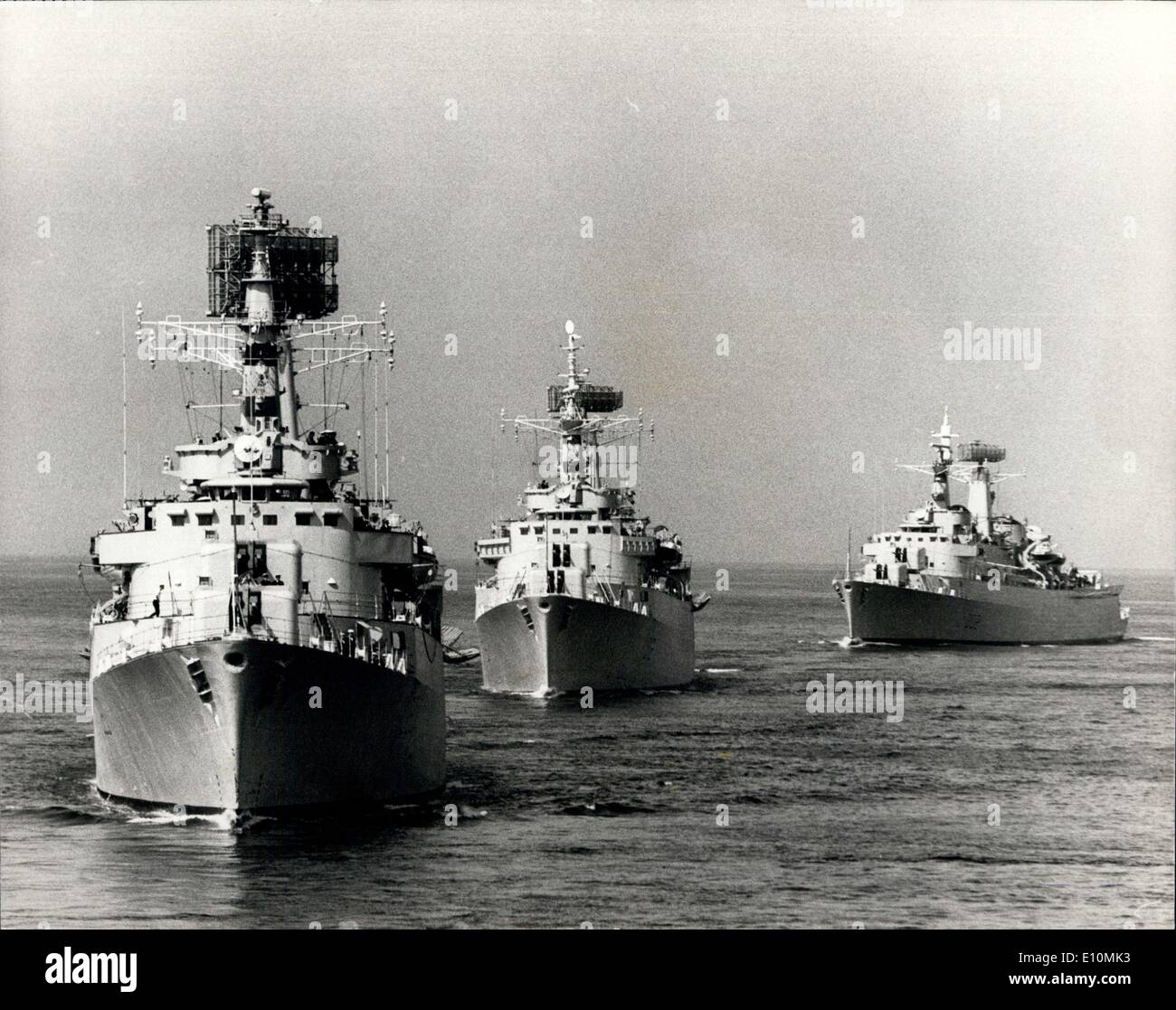 24. Juli 1973 - NATO Maritime Demonstration (Übung Sally Forth): Eine Großdemonstration der Seemacht angeordnet durch das Verteidigungsministerium für die Verteidigungsminister der NATO-Staaten fand heute vor der Ostküste von Schottland. Die Demonstration in dem etwa 25 britischen Schiffen und 60 Flugzeuge Teil nahmen, enthalten: Luft-Operationen von HMS Ark Royal, Luft Oberfläche Angriffe von RN und RAF Flugzeug; Anti-u-Boot-Übungen von Fregatten, Sean King Hubschrauber und Flugzeuge Nimrod; Es war eine amphibische Kriegsführung-Demonstration mit Royal Marines aus dem Commando Träger HMS Bulwark und Stockfoto