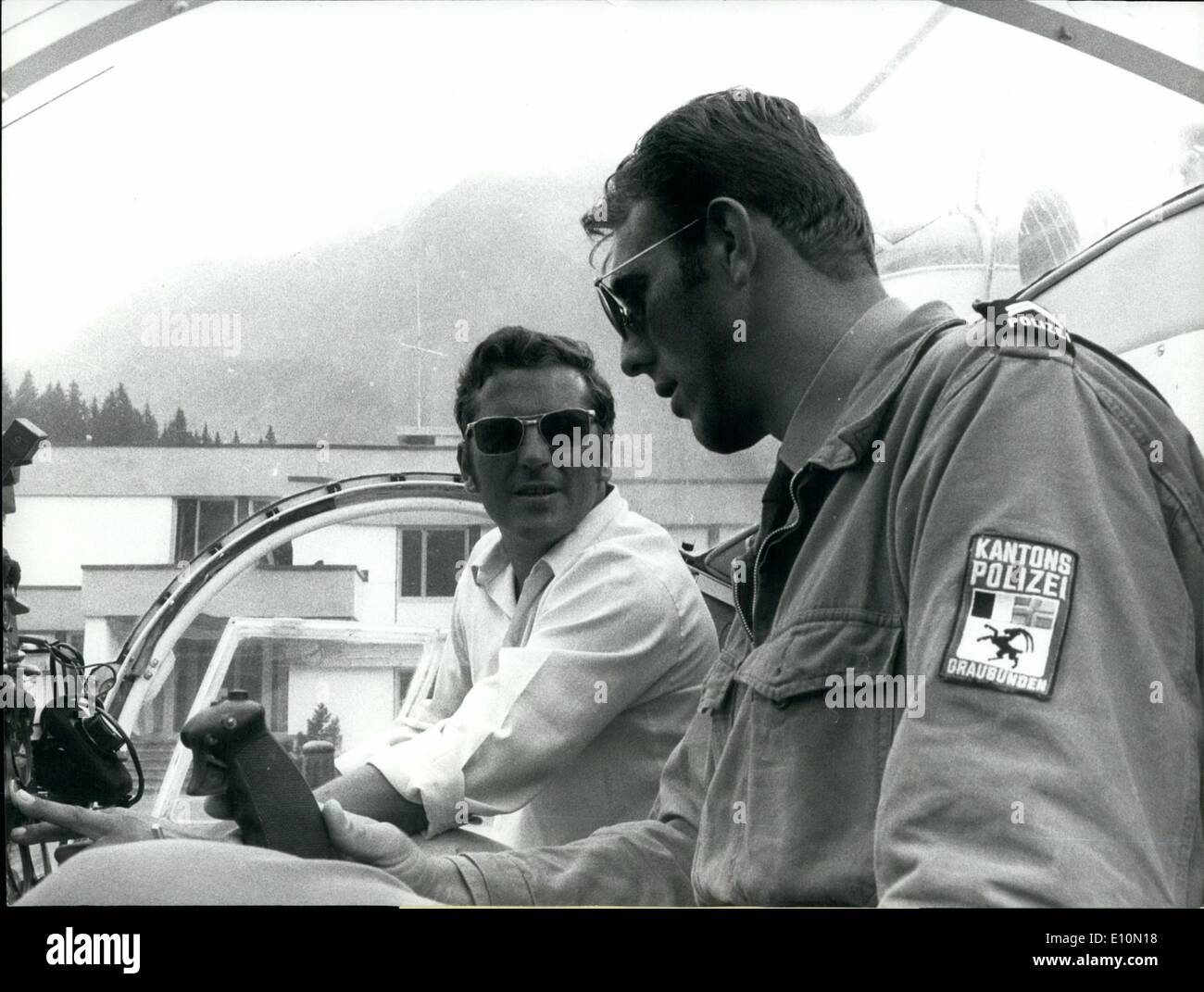 8. August 1973 - Polizei Autobahnpolizei mit Helikopter. Das Foto zeigt Lehrer Franz Giakomini (links) mit seinem Schüler, Florian Lutscher, der erste Polizei-Hubschrauber-Pilot in der Schweiz. Die anderen Hubschrauber bereits in Betrieb sind von professionellen Piloten geflogen. Stockfoto