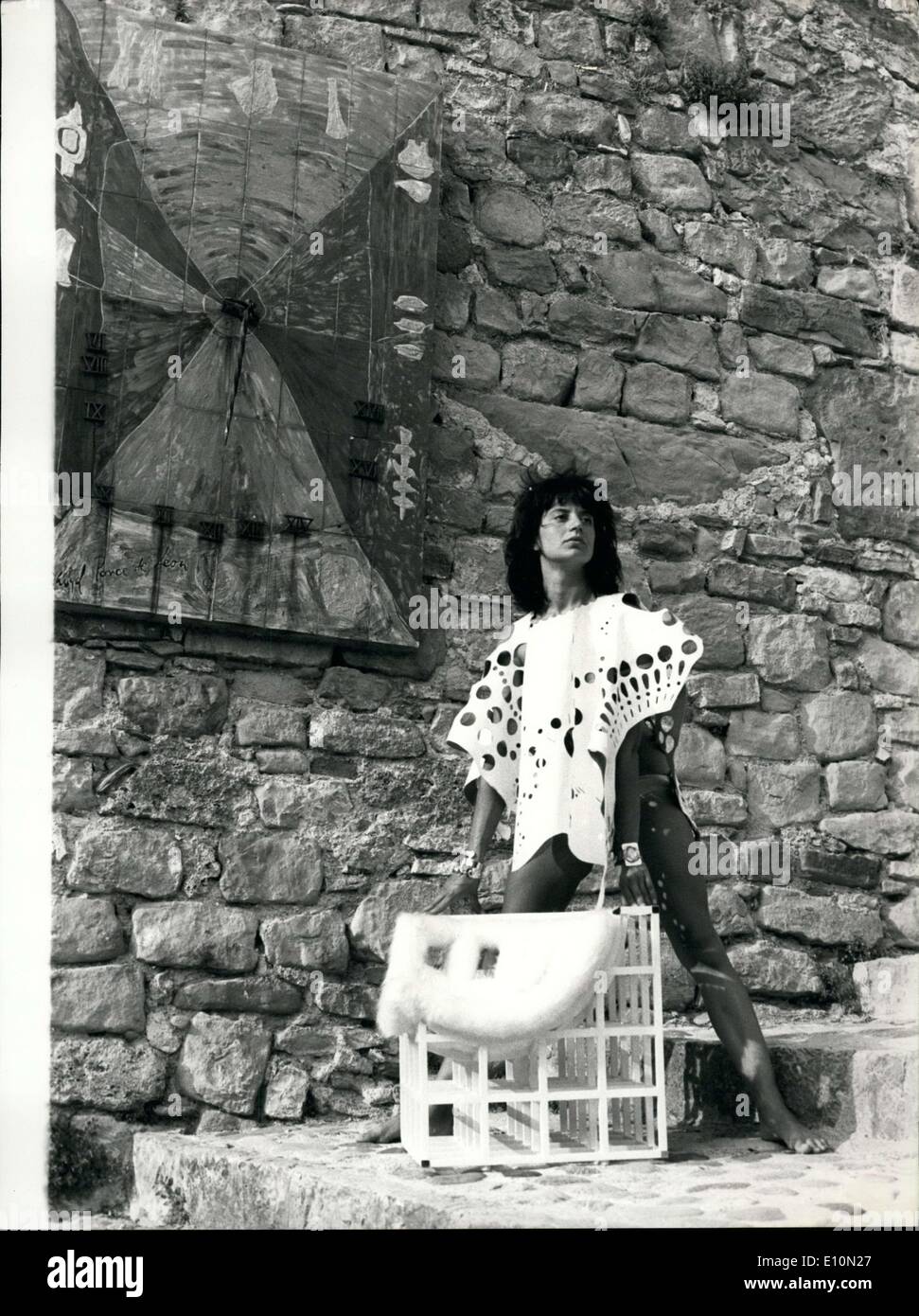 8. August 1973 - ist Coaraze ein kleines Dorf hoch in das Tal Paillon, 25 KM von Nizza entfernt liegt. Mehrere Künstler zeigen ihre Kreationen während der '' Mois de L'Objet d 'Art '' in Coareze des tausend Jahre alten, Serpentin Straßen. Bild: Ein junges Mädchen zeigt ein paar Stücke von Schmuck, sowie ein Stuhl und ein seltsames weißes Leder-Poncho. Stockfoto