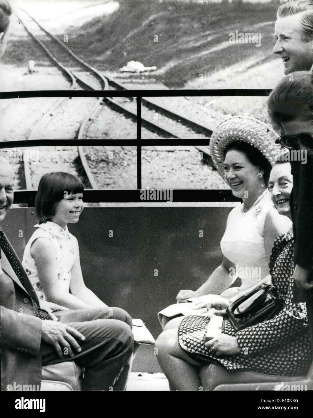 8. August 1973 - königlichen Eisenbahn fahren: Lady Sarah Armstrong-Jones, und ihre Mutter, Prinzessin Margaret Hut gesellen sich zoologische Stockfoto