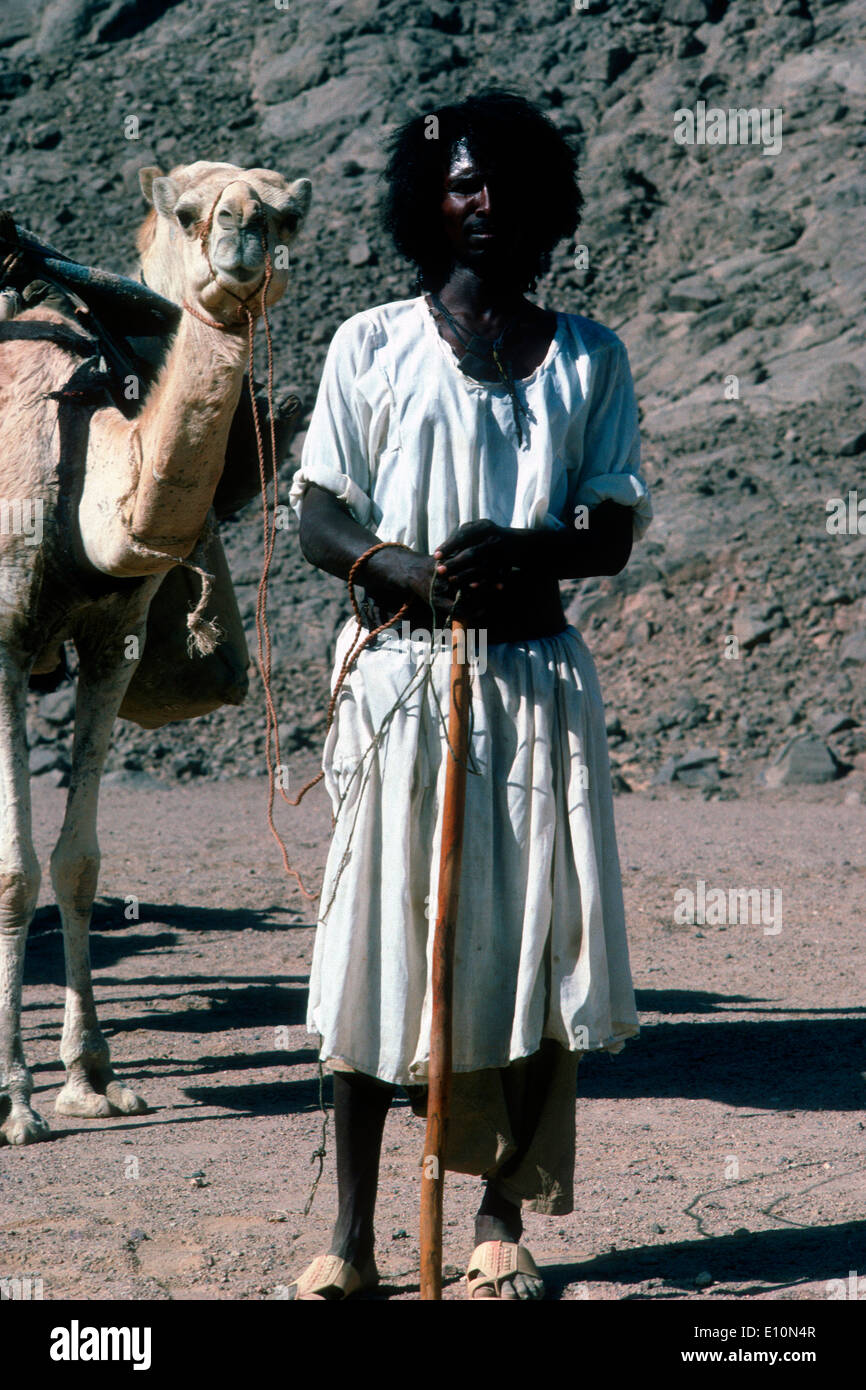 Beja/Bishari Mann in Kamel-Karawane von Oberägypten nach Sudan Reisen. Stockfoto