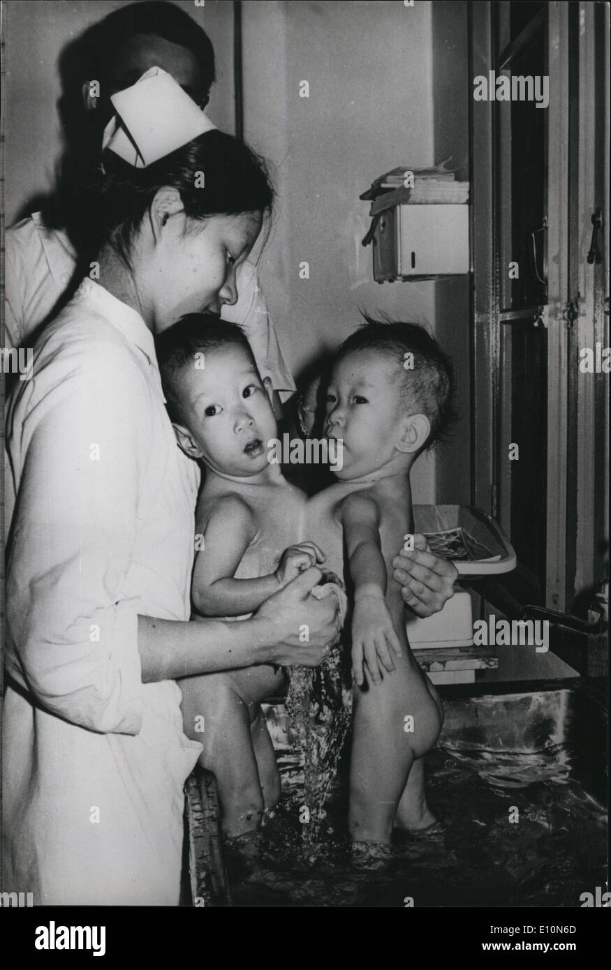 7. Juli 1973 - siamesische Zwillinge sind ein chinesisches Puzzle: die siamesischer Zwilling-Girls, die auf der Brust, die einander zugewandt verbunden sind, feiert ihren ersten Geburtstag am 3. Juli 1973. am national Taiwan University Hospital in Taipeh. Die verbundene Zwillinge wurden von ihren Eltern vor einem Jahr aufgegeben. Ärzte haben entschieden, nicht die siamesischen Zwillinge durch eine Operation zu trennen, weil die Herzen der Zwillinge abnormal und miteinander sind. Es wurde eine rechtliche Frage, ob die siamesischen Zwillinge Yi Hsin und Yi sind namens nur eine oder zwei Personen. Aus medizinischer Sicht sind sie Regarde als zwei Personen Stockfoto