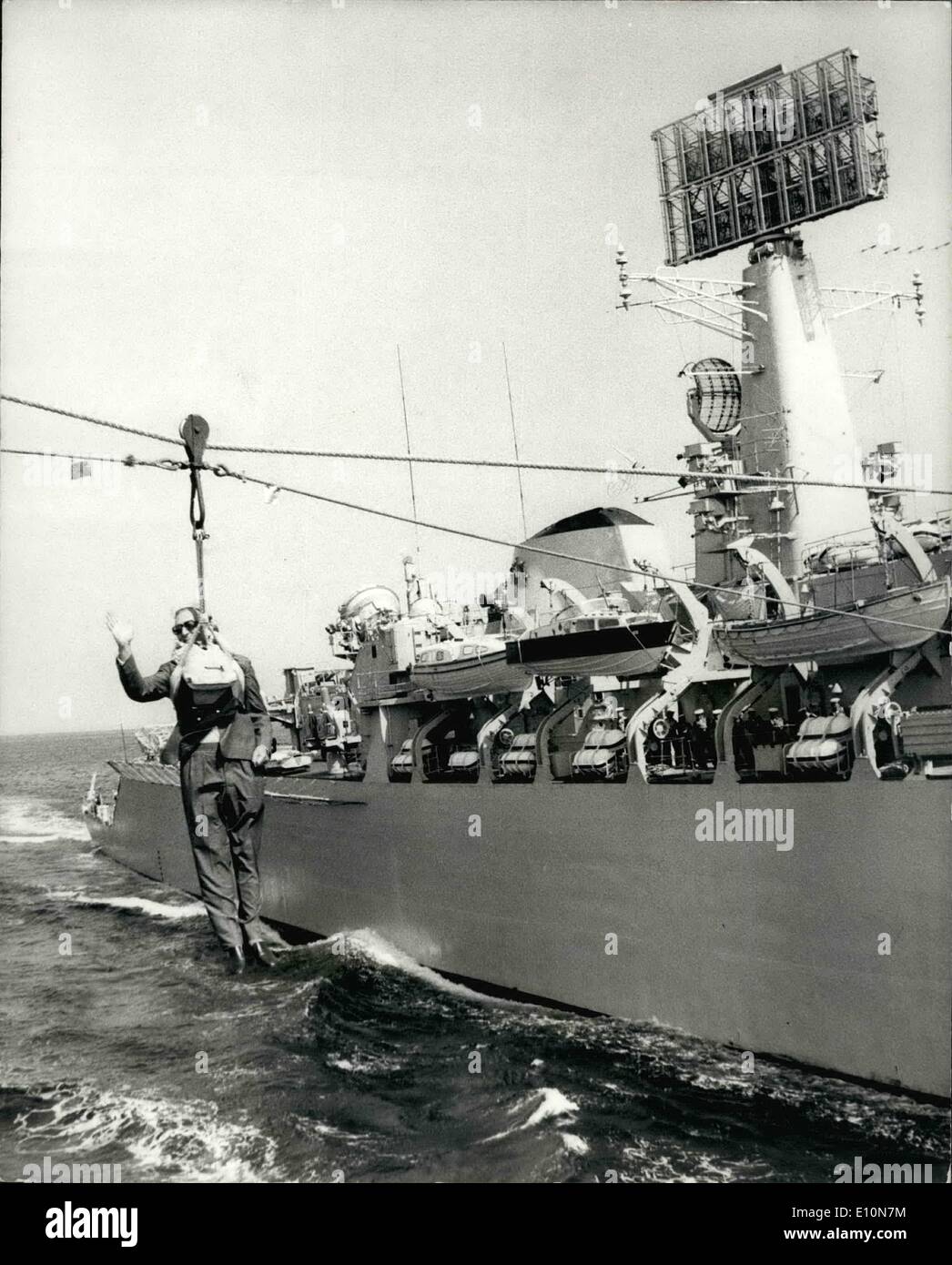 7. Juli 1973 - Nato Maritime Demonstration (Übung Sally Forth).: A Großdemonstration der Seemacht vereinbaren durch das Verteidigungsministerium für die Verteidigungsminister der Nato-Staaten fand heute vor der Ostküste Schottlands. Die Demonstration in dem etwa 25 britischen Schiffen und 60 Aricraft teilgenommen haben, enthalten: Betrieb von HMS Ark Royal, Luft Oberfläche Angriffe von RN und RAF Flugzeug; Anti-u-Boot-Übungen von Fregatten, Sea King Hubschrauber und Flugzeuge Nimrod; Es war eine amphibische Kriegsführung Demonstration mit Royal Angriff Schiff HMS intrepid, einschließlich eines Angriffs Stockfoto