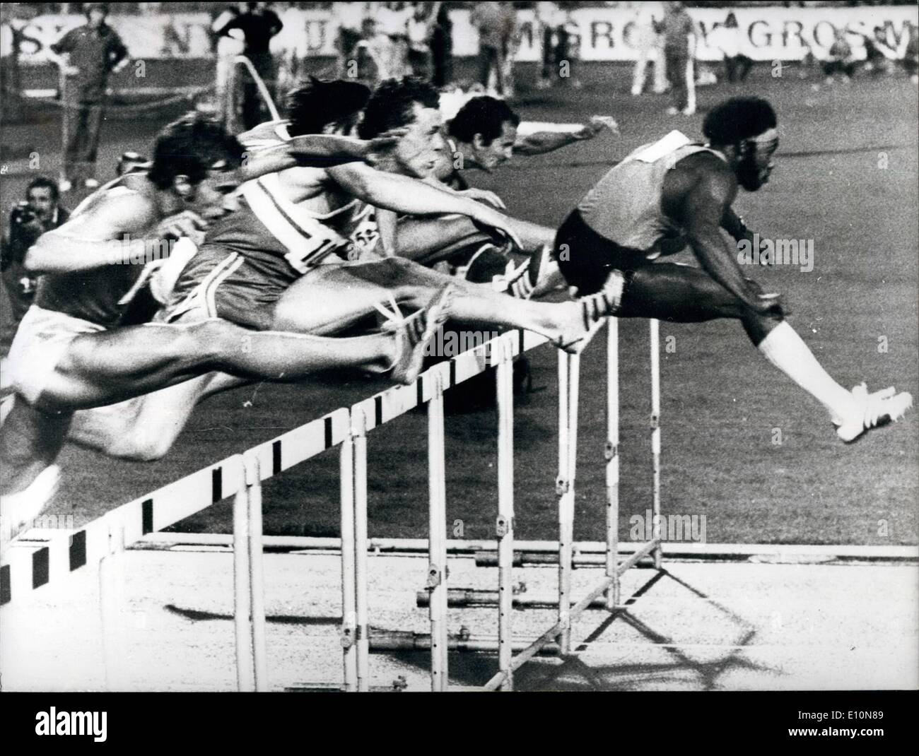 7. Juli 1973 - ein weiterer Weltrekord für Rod Milburn. Foto zeigt: Rod Milburn (U.S.A.), auf seinem Weg zu sehen, erstellen einen neuen Weltrekord für die 110 Meter Hürden, während eine internationale Leichtathletik-Meeting in Zürich. Seine Zeit war 13,1 Sekunden. Stockfoto