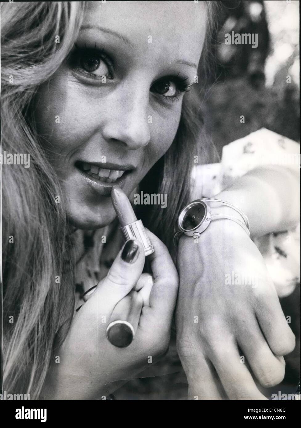 7. Juli 1973 - Armbanduhr oder Looking-Glass: auf den ersten Blick scheint es Letzteres sein für dieses hübsche blonde Mädchen eine elegante Armbanduhr als Spiegel verwendet. Um perfekte Eleganz und einen kompletten Spiegel-Effekt zu erreichen, der Designer dieses Modells vergessen haben, setzen auf diese exquisite Uhr Hände haben, doch soll Anzüge perfekt, d.h. die Zeit zeigen. Stockfoto