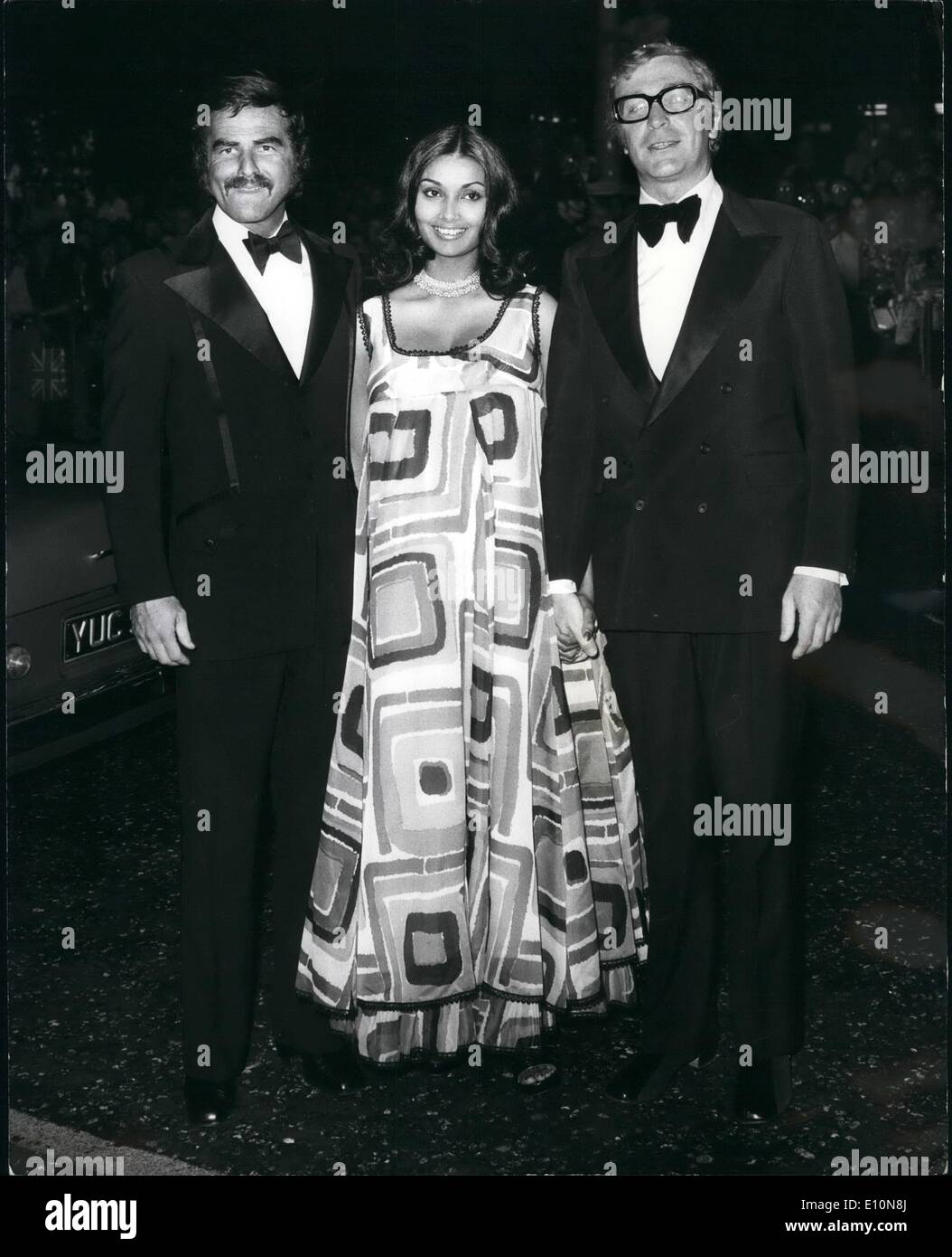 7. Juli 1973 - Premiere des neuen James-Bond-Film "Leben und sterben lassen": Prinzessin Anne gestern Abend besuchte die royal Premiere des neuen James Bond-Film "Leben und lassen Sie sterben '', am Odeon Leicester Square. Foto zeigt Michael Caine und seine Frau, Shakira, gesehen mit dem Schauspieler Burt Reynolds ankommen. Stockfoto