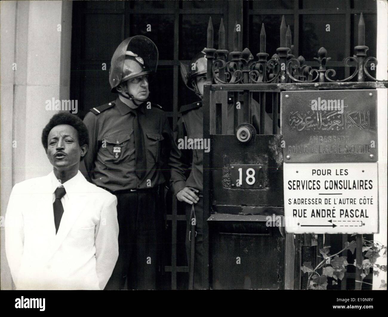 Sept. 05, nahm 1973-drei palästinensischen Terroristen nur der Saudi-Arabischen Botschaft in Paris, wo sie Geiseln halten. Sie fordern, dass Palästinenser Riot in Jordanien befreit werden und drohen, die Geiseln zu töten, wenn ihre Forderungen nicht erfüllt werden. Hier ist ein Bild von dem Eingang der Saudi-Arabischen Botschaft in Paris, die von einem Polizisten bewacht wird. Stockfoto