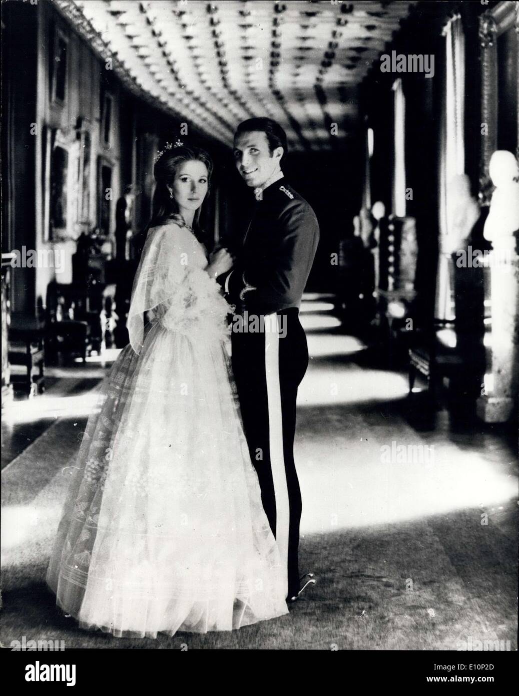 6. November 1973 - H.R.H Prinzessin Anne und Captain Mark Phillips: Die Hochzeit von Prinzessin Anne und Kapitän Phillips von der Königin Dragoon Guards, findet am 14. November 1973, in der Westminster Abbey. Die Prinzessin und Kapitän Phillips gelten in der langen galler6y in Windsor Castle, voller Länge weißen Kleid (von Zandra Rhodes) Prinzessin Anne trägt eine Diamant-Tiara, Diamant-Ohrringe und Halskette. Kapitän Phillips trägt die Mese Kit seines Regiments Stockfoto