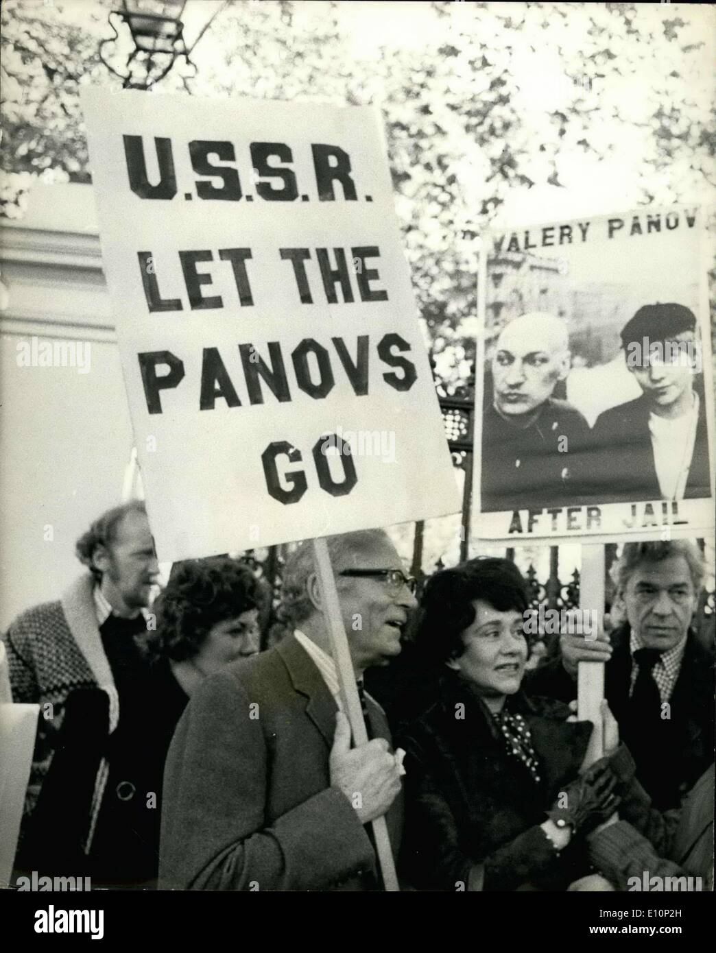 7. November 1973 - Herrn Olivier in Protestdemonstration; 30 britische Bühne Sterne, unter der Leitung von Herrn Olivier gestern inszeniert einen Protest außerhalb der sowjetischen Botschaft in London gegen die Verfolgung von zwei russischen Tänzer nicht bewusst, dass frühere Tal Panov und seine Frau, eine fünf-Tage-Hungerstreik in Leningrad Galina abgesagt hatte. Die Tänzerinnen, die ihren Hungerstreik am vergangenen Freitag begann und verkündete, dass sie zu verhungern würden, wenn ihnen die Erlaubnis, das Land zu verlassen verweigert wurde wurde von den russischen gesagt, dass sie innerhalb von zwei Monaten russischen verlassen dürfen Stockfoto
