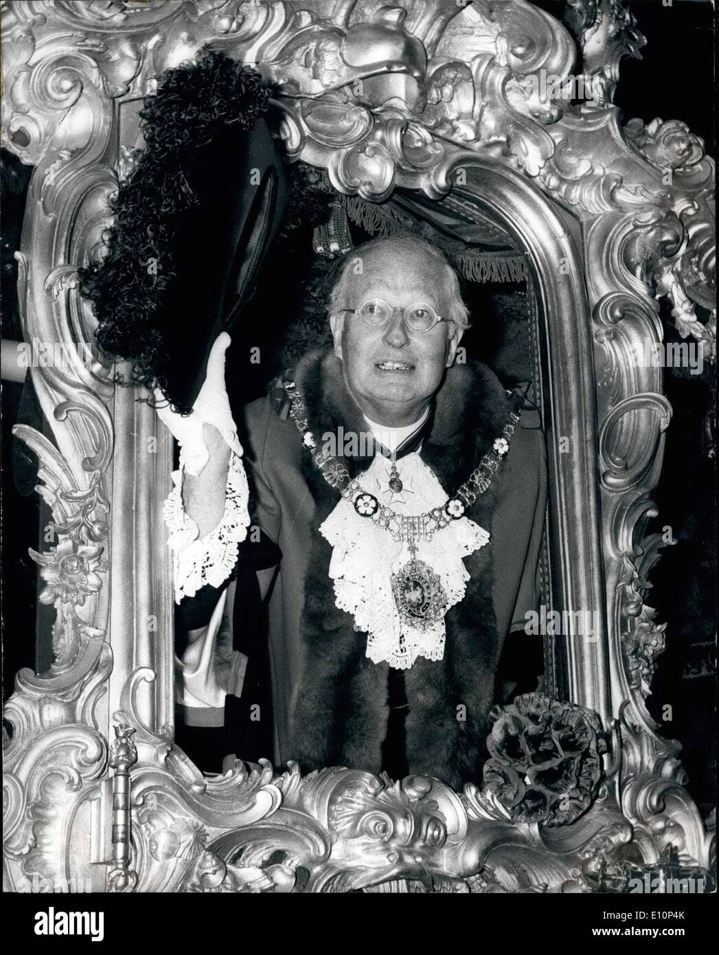 11. November 1973 - The Lord Mayor es Show. Heute fand der jährliche Oberbürgermeister Show statt. Der neue Oberbürgermeister von London ist Sir Hugh Wontner. Foto zeigt die neuen Lord Mayor of London, Sir Hugh Wontner, abgebildet in seinem Trainer am heutigen Oberbürgermeister zeigen. Stockfoto