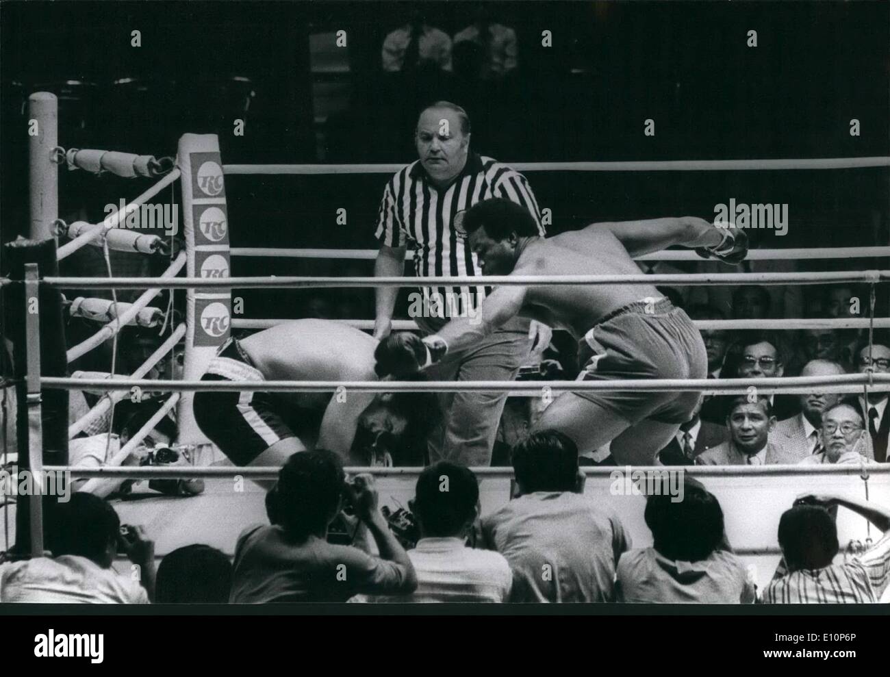 Sept. 09, 1973 - Big Fight Fiasko In Tokyo: Welt-Schwergewichts-Champion George Foreman, entsorgt seine Puerto Rican Herausforderer Joe King'' Roman durch einen Knockout innerhalb von zwei Minuten der ersten Runde ihrer geplanten 15-Runden-WM-Kampf in Tokio. Der Kampf wurde als ein Missverhältnis, und sofort erhöhte Fragen, warum das Spiel jemals nehmen durfte, platzieren. Es war das erste Schwergewichts-Titel-Match, inszeniert in Japan und 50.000 Yen (fast 5) wurde bezahlt für am Ring Sitze, viele wollen ihr Geld zurück, oder wird für die Hälfte begleichen und bezeichnet den Kampf ein Betrug Stockfoto