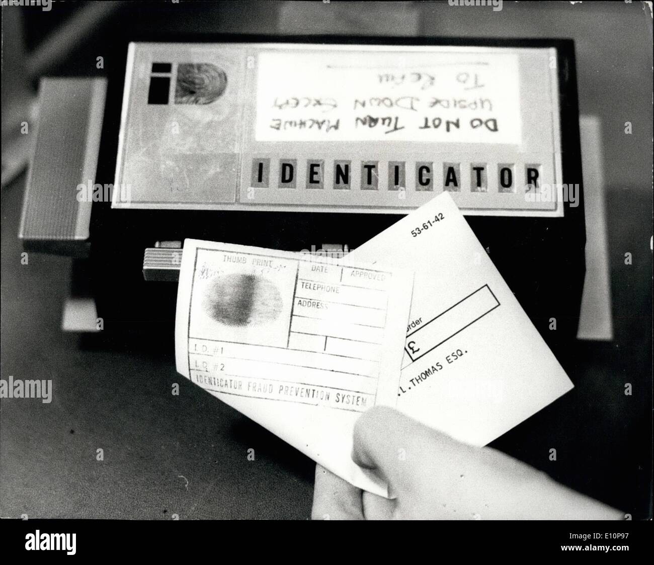 11. November 1973 - installiert HOTEL Fingerabdruck Maschine.: Eine Fingerabdruck-Maschine für Leute, die Zahlung ihrer Rechnung per Scheck, installiert wurde im Central Park Hotel in Paddington. Bezeichnet die Identicator, macht sichtbar einen Fingerabdruck des Gastes auf der Rückseite des Schecks platziert, nachdem sie unterzeichnet worden ist. Es wird behauptet, dass die Maschine die Zahl der Scheck Betrug schneiden werden die Hotels und Geschäfte Tausende von Pfund pro Jahr Kosten. Keystone-Fotoshows:-Identicator-Fingerabdruck-Maschine, abgebildet im Central Park Hotel heute. Stockfoto