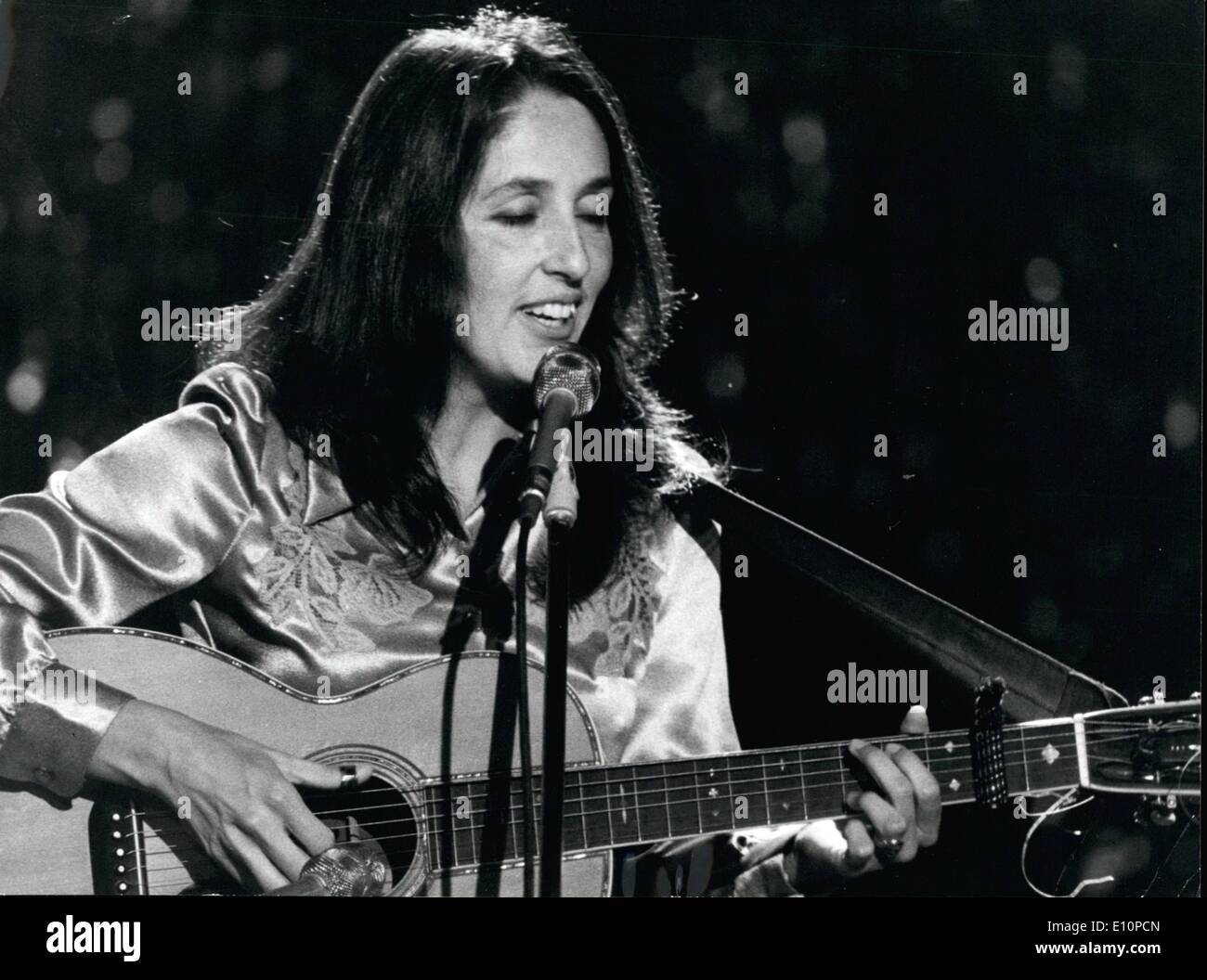 11. November 1973 - Joan Baez in Montreux: berühmte amerikanische Sängerin Joan Baez ist tatsächlich in der Schweiz, wo sie ein sehr crowdedly besuchten Konzert in der bekannten Halle das jährliche Jazz-Festival Montreux Casino gab. Foto zeigt Joan Baez während ihres Konzerts in Montreux. Stockfoto