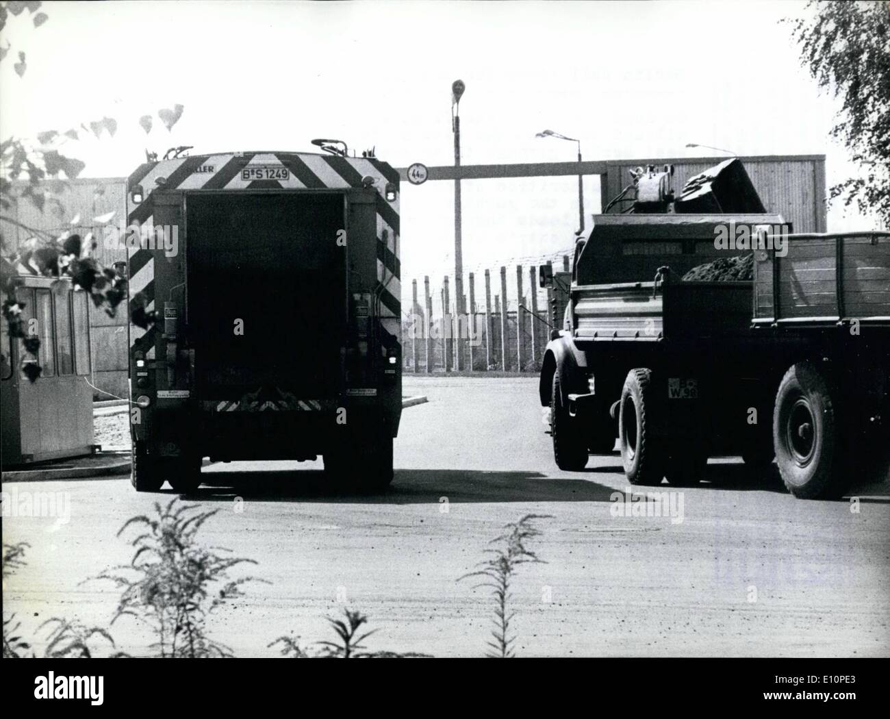Sept. 09, 1973 - Berliner Mauer öffnet sich für West-Berliner Stäube-Carts: am 10. September 1973 die ersten West-Berliner Staub-Wagen durften Kreuz teilt der Stadt Mauer und transportieren West-Berlin Müll zu einer Ost-Berliner dumping viel. Diese Vereinbarung wurde schließlich zwischen Ost und West-Berliner Behörden nach langwierigen Verhandlungen gemacht. Ab sofort wird der Müll auf eine Zufahrtsstraße führt durch ein dreieckiges Stück GPR Territoriums an der Stadtgrenze von Hermannplatz transportiert werden. Da West-Berliner dumping viele voll sind, hat der Müll '' an der GPR für DM 4 verkauft werden '' Stockfoto