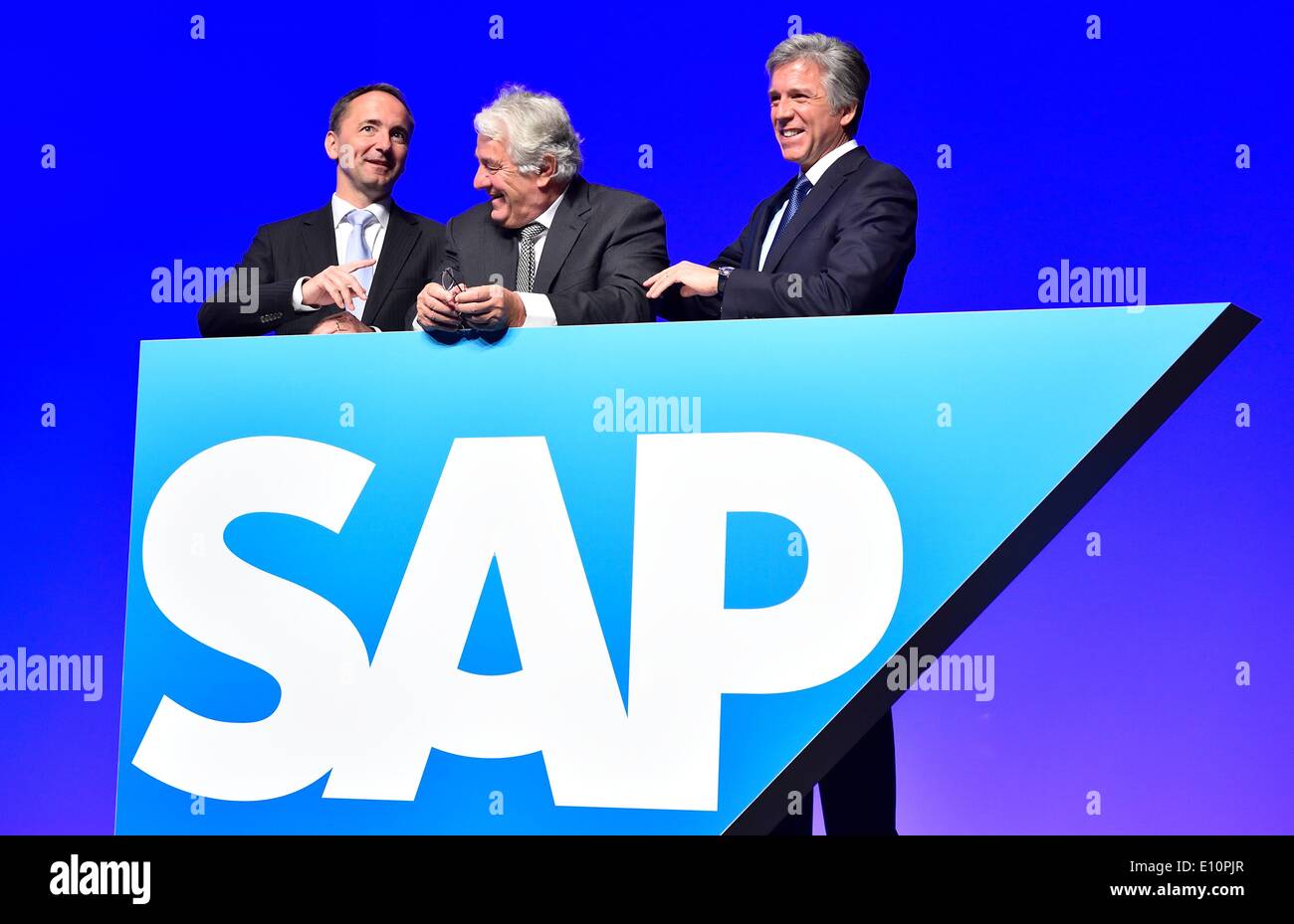 SAP-Vorsitzender des Aufsichtsrats Hasso Plattner (C), neuer Sprecher des Vorstands Bill McDermott (R) und ehemaliger Sprecher des Vorstands Jim Hagemann Snabe stehen hinter dem Logo vor der Hauptversammlung der deutschen Software Riese SAP in Mannheim, Deutschland, 21. Mai 2014. Foto: UWE ANSPACH/dpa Stockfoto