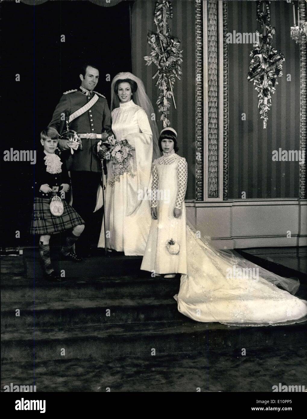 14. November 1973 - königliche Hochzeit: Foto zeigt Prinzessin Anne und Captain Mark Philips Pose im Thronsaal des Buckingham Palastes nach der Hochzeit Zeremonie. Prinzessin Andrew, der Seite und Sarah Armstrong-Jones, die Brautjungfer Stand mit ihnen. Stockfoto