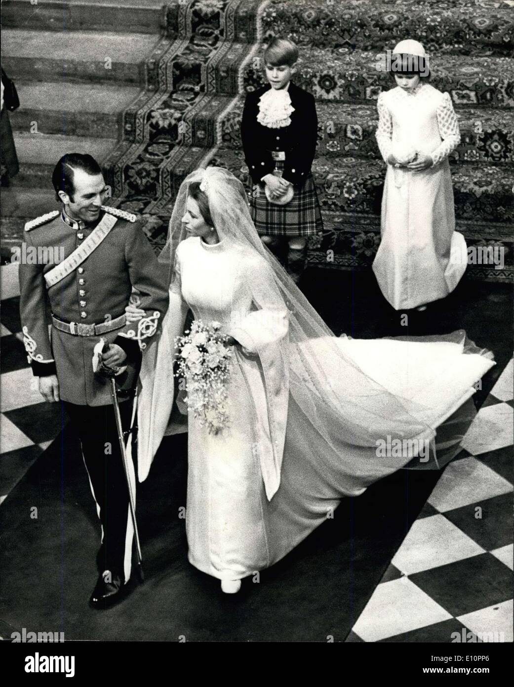 14. November 1973 - Hochzeit von Prinzessin Anne und Captain Mark Philips in der Westminster Abbey. Foto zeigt, dass Captain Mark Philips wendet sich an seine Braut, Prinzessin Anne, Lächeln als sie, Westminster Abbey verließen, gefolgt von Prinz Edward, der Seite, und Lady Sarah Armstrong-Jones, die Brautjungfer - nach heutigen Stockfoto