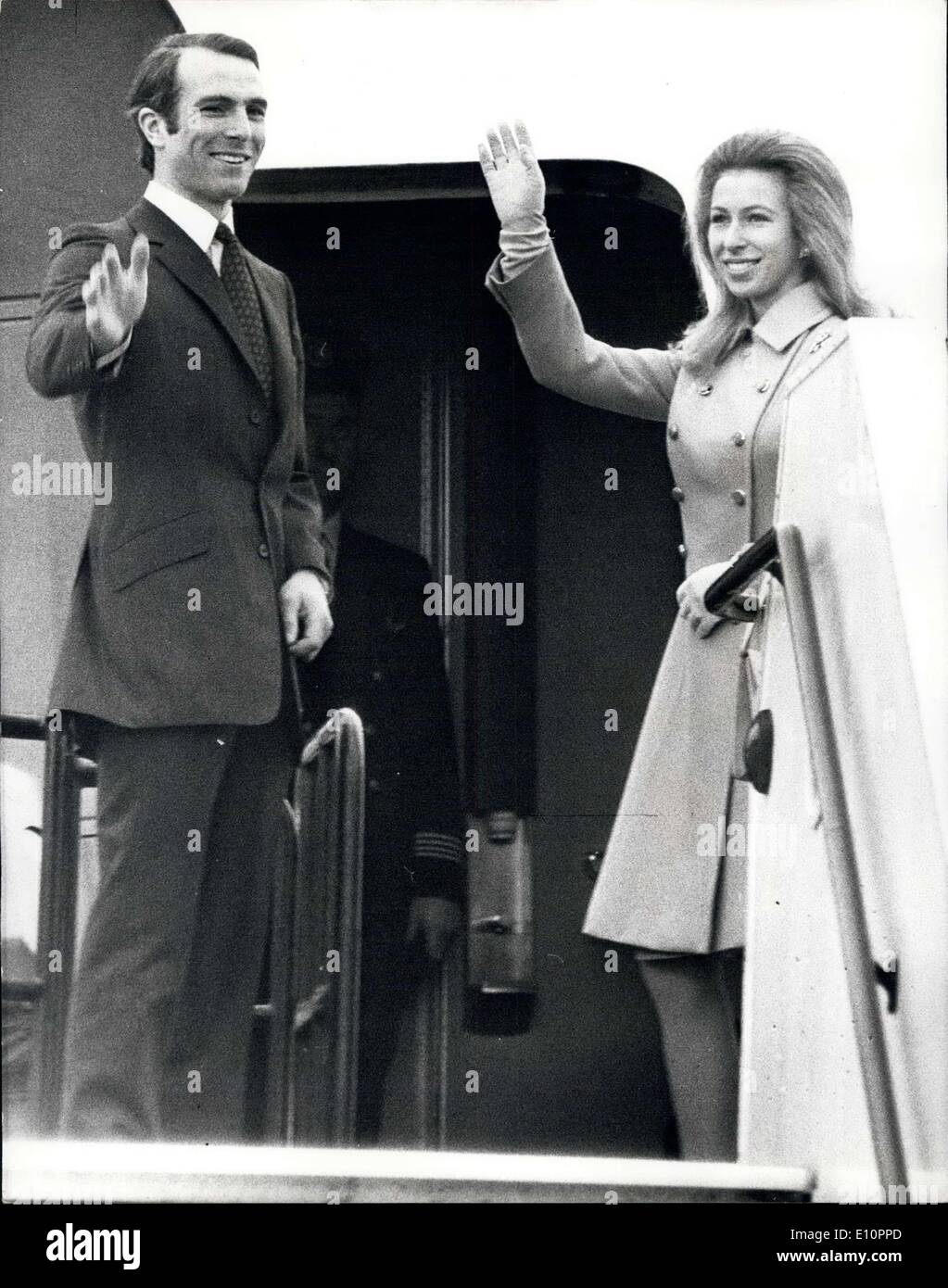 15. November 1973 - verlassen königliche Brautpaar Fort Flitterwochen Kreuzfahrt. Prinzessin Anne und Captain Mark Philips links Flughafen Heathrow heute Stockfoto