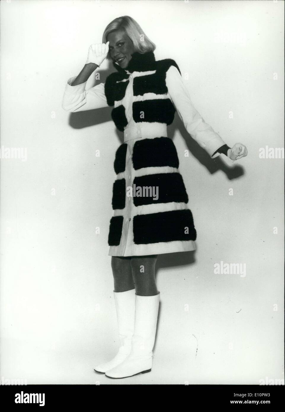 Sep 21, 1973 - für seine 1973 / 74 Winterkollektion, Courreges präsentiert dieser schwarzen Nerzmantel, verziert mit weißem Leder. Stockfoto