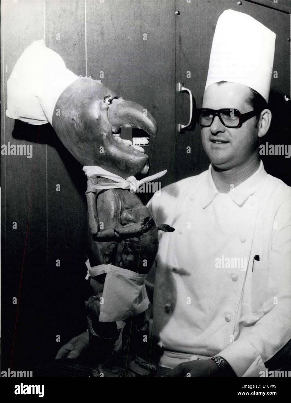 Sept. 28, 1973 - Kochen ist aber eine andere Form der Kunst, sie sagen: Herr Gunter Scherer (unser Foto), Chefkoch des renommierten Hotel in Düsseldorf, allerdings dachte er sollte versuchen, ein weiteres Feld der Kunst für einen Wechsel. Zu diesem Zweck er verwendet diese gigantischen Hummer Muscheln und erstellt sozusagen einen Mini-Koch aus ihnen heraus. Der Hummer wurde durch seine Größe auf mindestens 100 Jahre alt werden beurteilt. Das Fleisch war noch sehr lecker, sagte der Hotelgäste, denen es serviert wurde. Stockfoto