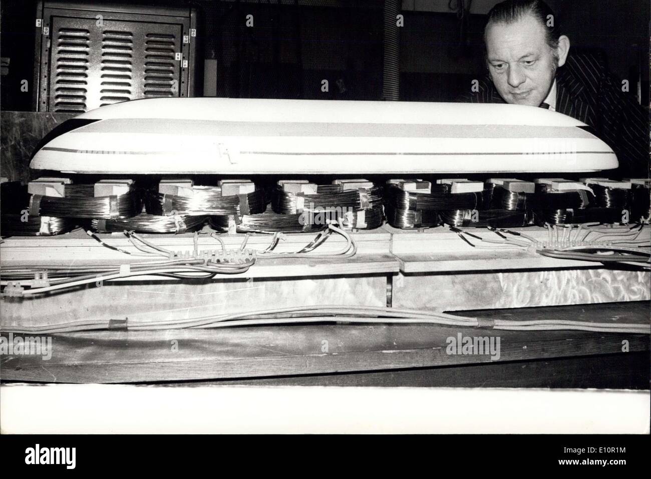 7. Dezember 1973 - Modell der neuen Linearmotor Testfahrzeugen. Prof. Eric Lai Thwaite, der Linearmotoren für die neuen aufgelösten Luftkissenschwebebahn - entwickelt eine vollständige Version von einen neuen Höchststand bauen will beschleunigen verfolgt Hovercraft Ltd., die von der Regierung geschlossen wurde. Die neue Maschine, an dem seine Gruppe arbeitete, wurde als "magnetische Flüsse '' bezeichnet. Es könnte Prepulsion und Federung für Hochgeschwindigkeitszüge auf eine Einheit bieten. Stockfoto
