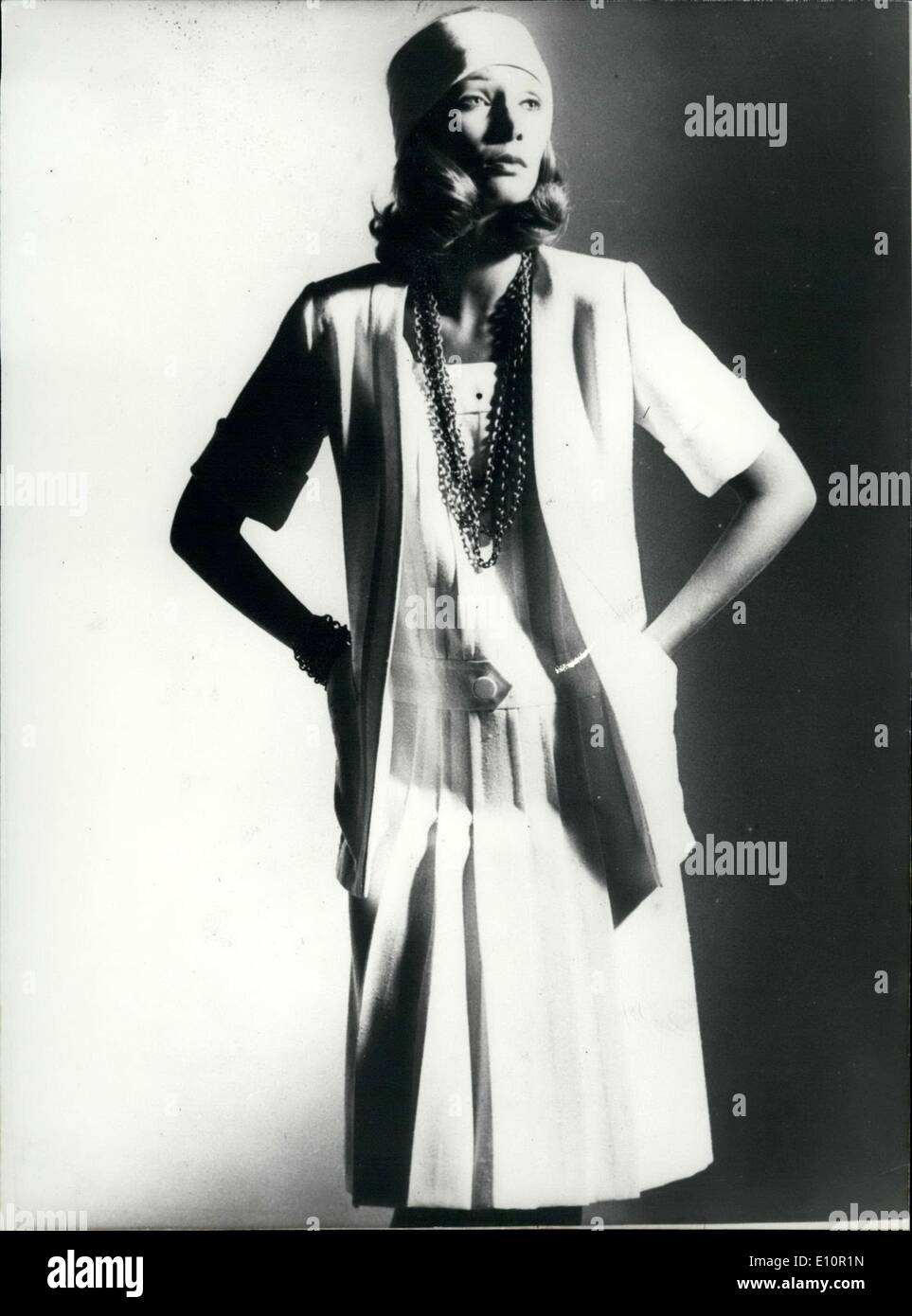 7. Dezember 1973 - Pierre Balmains weißen Toile Outfit ist berechtigt '' Guanako.'' Das Model trägt ein Kurzarm, aufgeknöpft Strickjacke ist über einen geraden, ärmelloses Kleid, die an der Hüfte umgeschnallt wird und hat flache Falten. Stockfoto