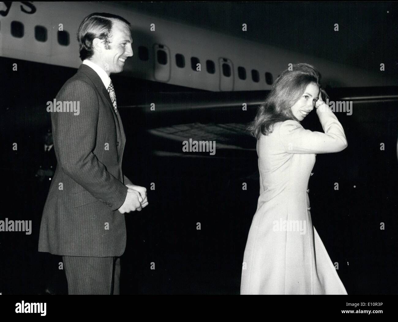 12. Dezember 1973 - zurück von ihren Flitterwochen Prinzessin Anne und Captain Mark Phillips in London am Flughafen ist heute angekommen bei ihrer Rückkehr von ihren Flitterwochen und offizielle Besuche in Lateinamerika und der Karibik. Keystone Fotoshows: Prinzessin Anne und Captain Mark Phillips abgebildet in London am Flughafen bei ihrer Rückkehr dies morgen. Stockfoto